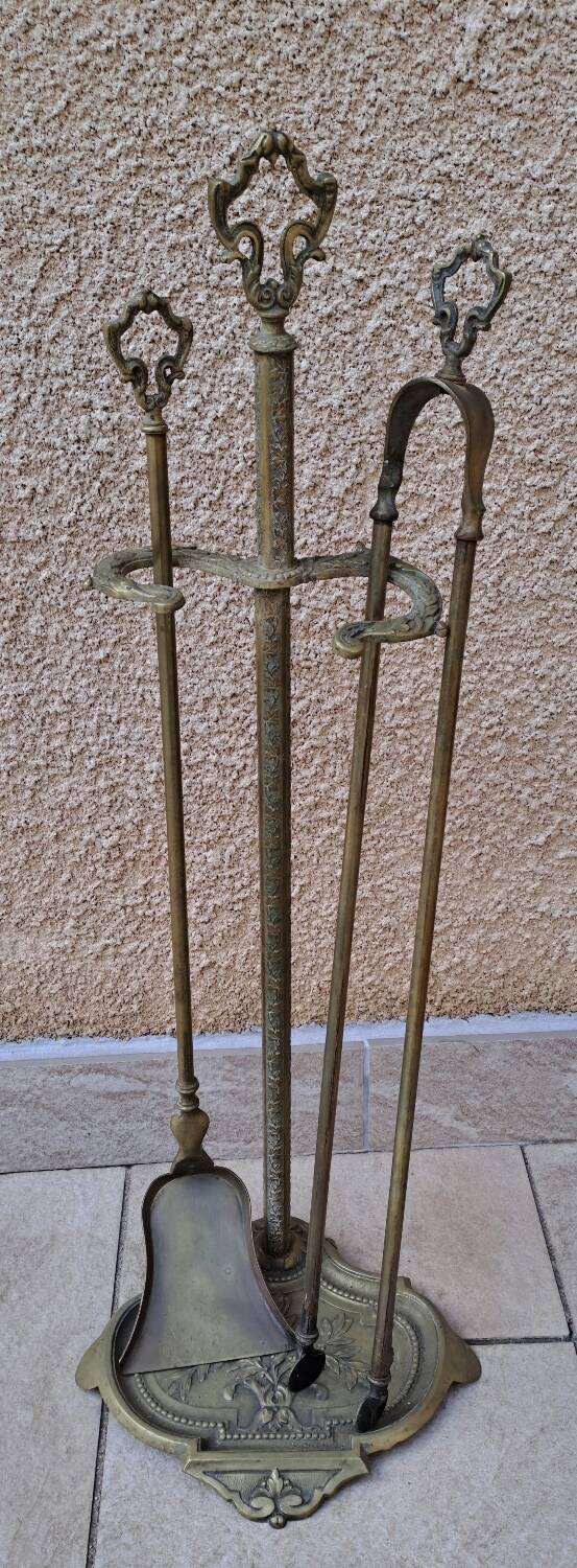 Fireplace accessories and its bronze support