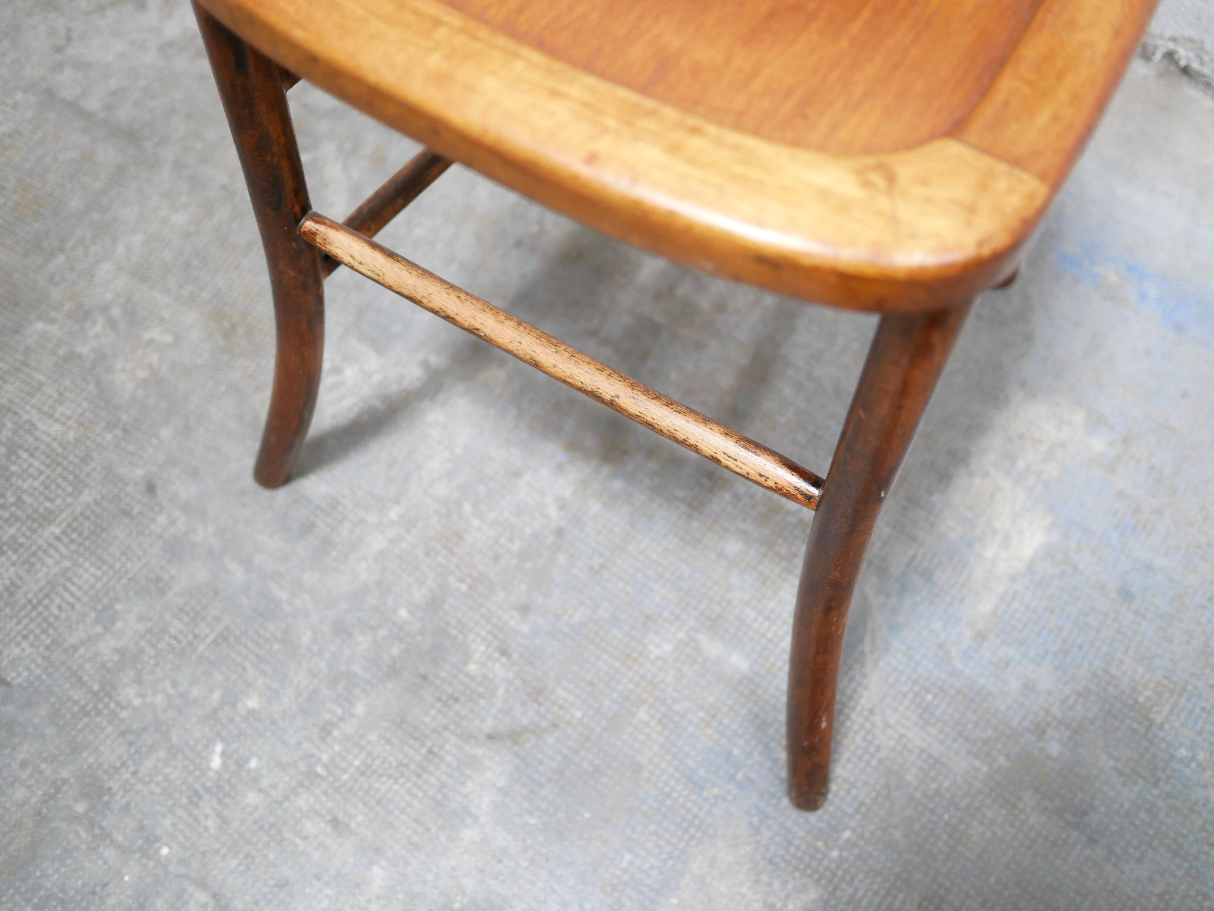 Chaise de bar vintage en bois par les éditions Luterma