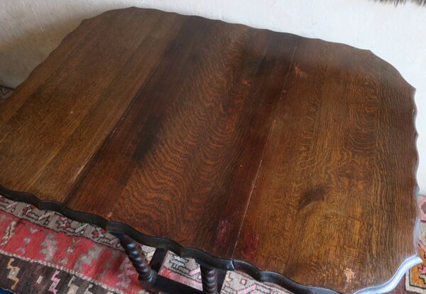 Table de salle à manger extensible patinée en chêne avec bord sculpté, 1900