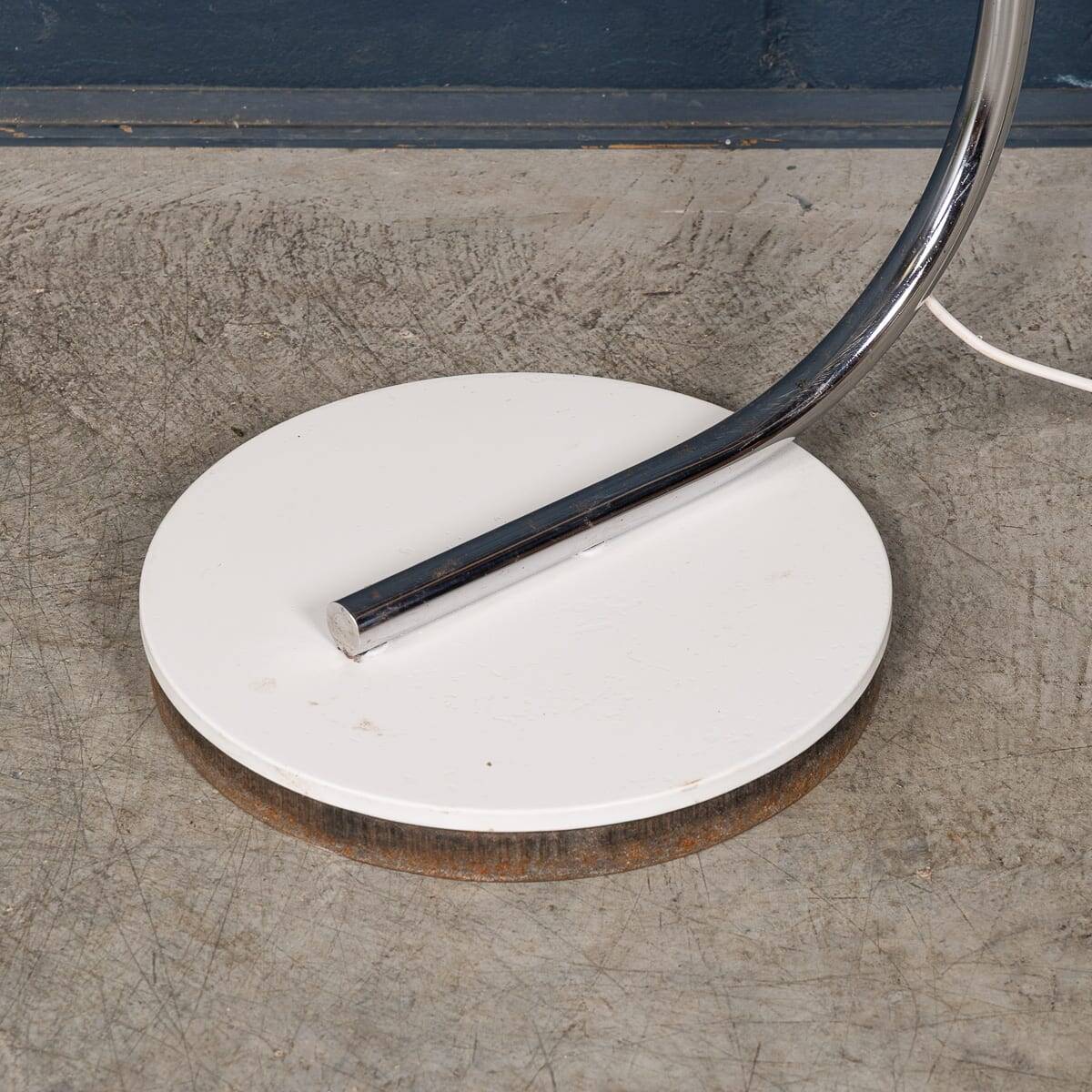 Lampadaire en chrome arc italienne vintage des années 20 avec abat-jour opaline c.1970