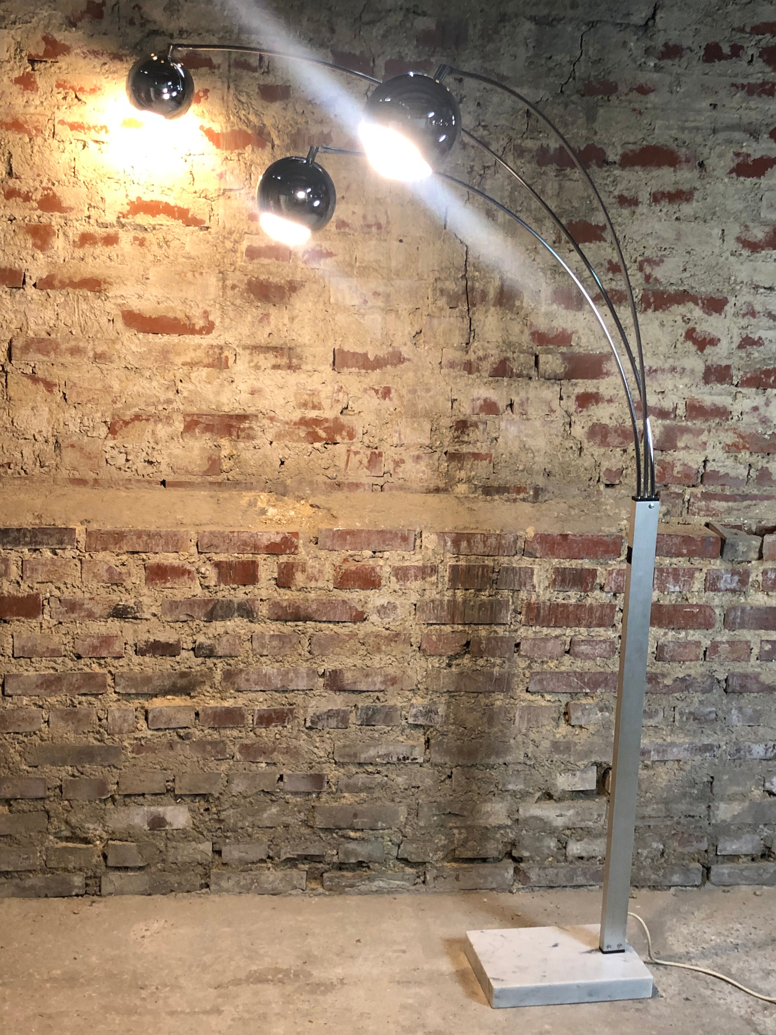 Vintage 70'S thrush floor lamp with 3 chrome metal lights.