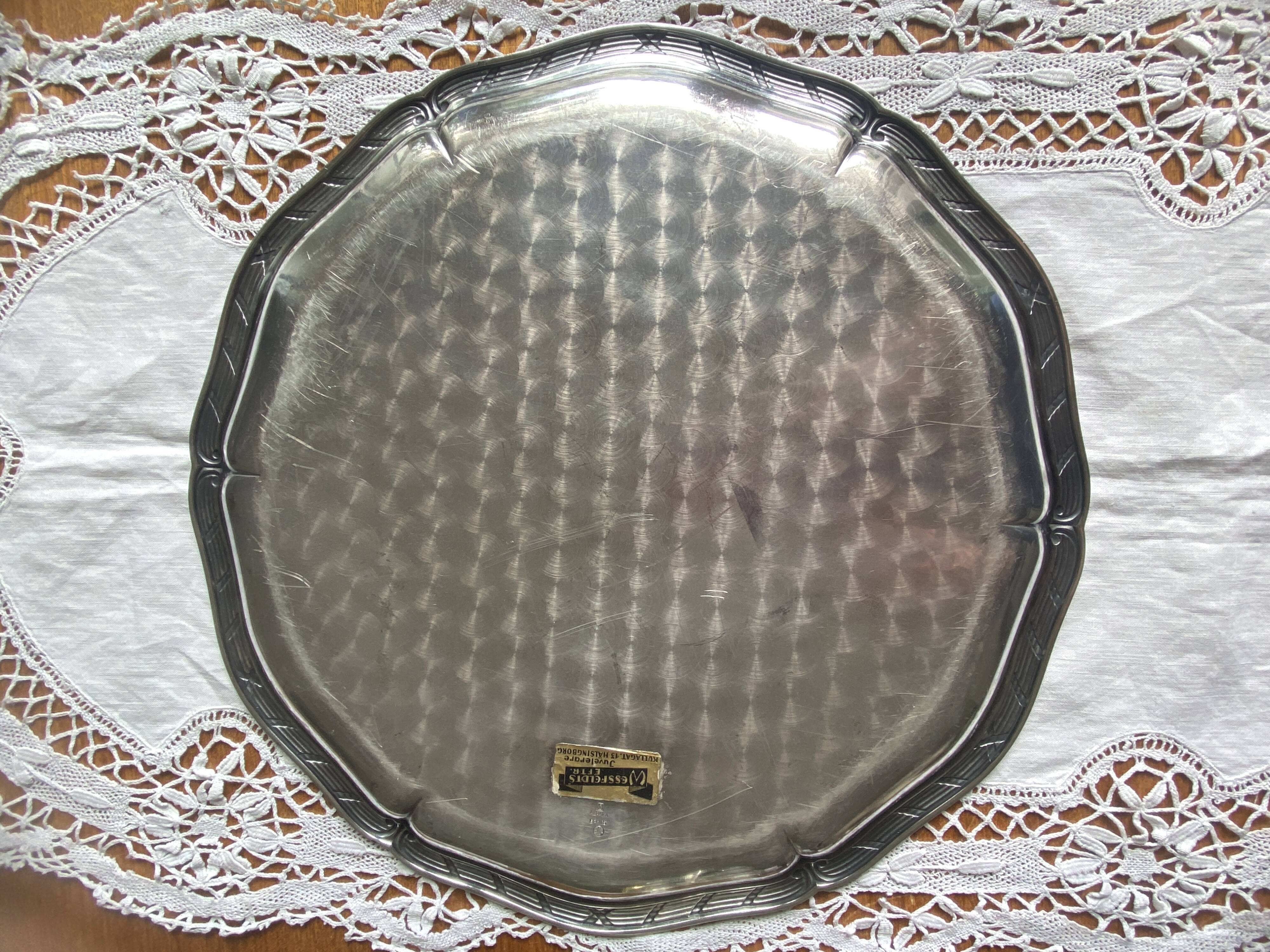 Chiseled serving tray with crossed ribbons in English silver-plated metal
