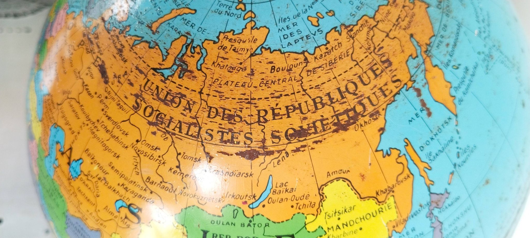 Globe terrestre en métal , Taride ,  tripode, années 60