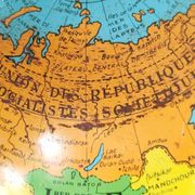 Globe terrestre en métal , Taride ,  tripode, années 60