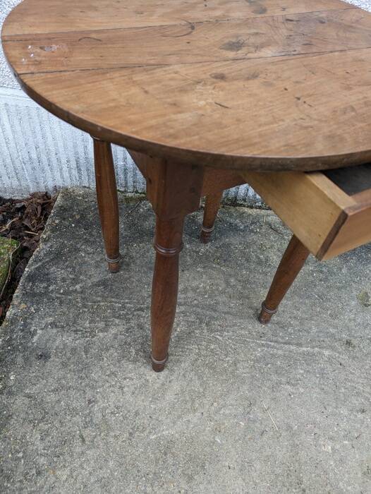Small round table, pedestal table
