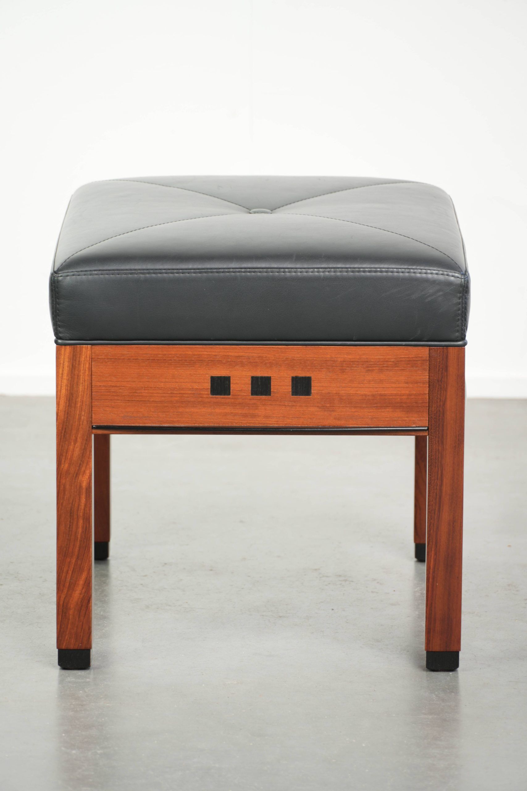 Ottoman en cuir noir au design Art Déco