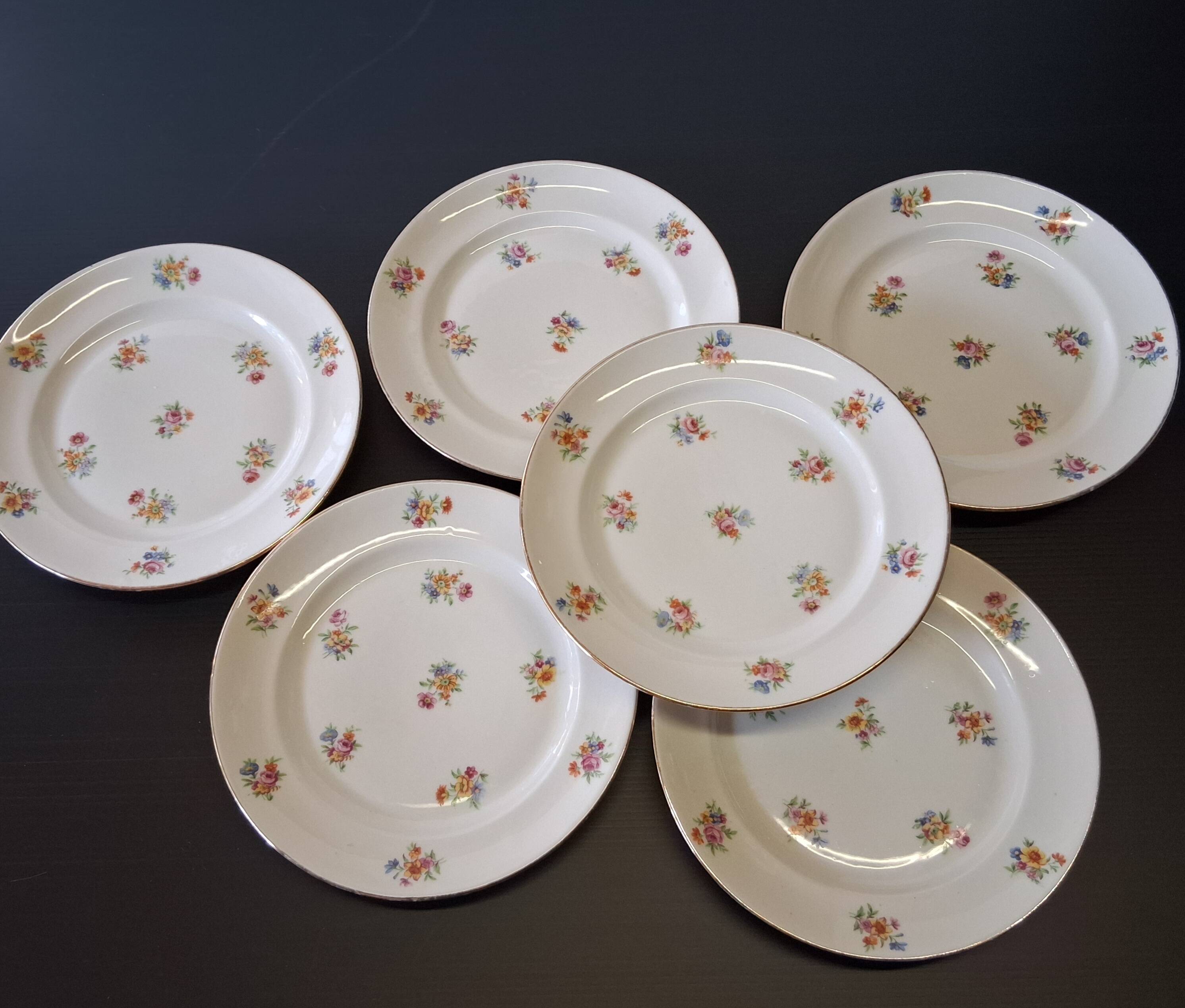 6 dessert plates in French porcelain in good condition.