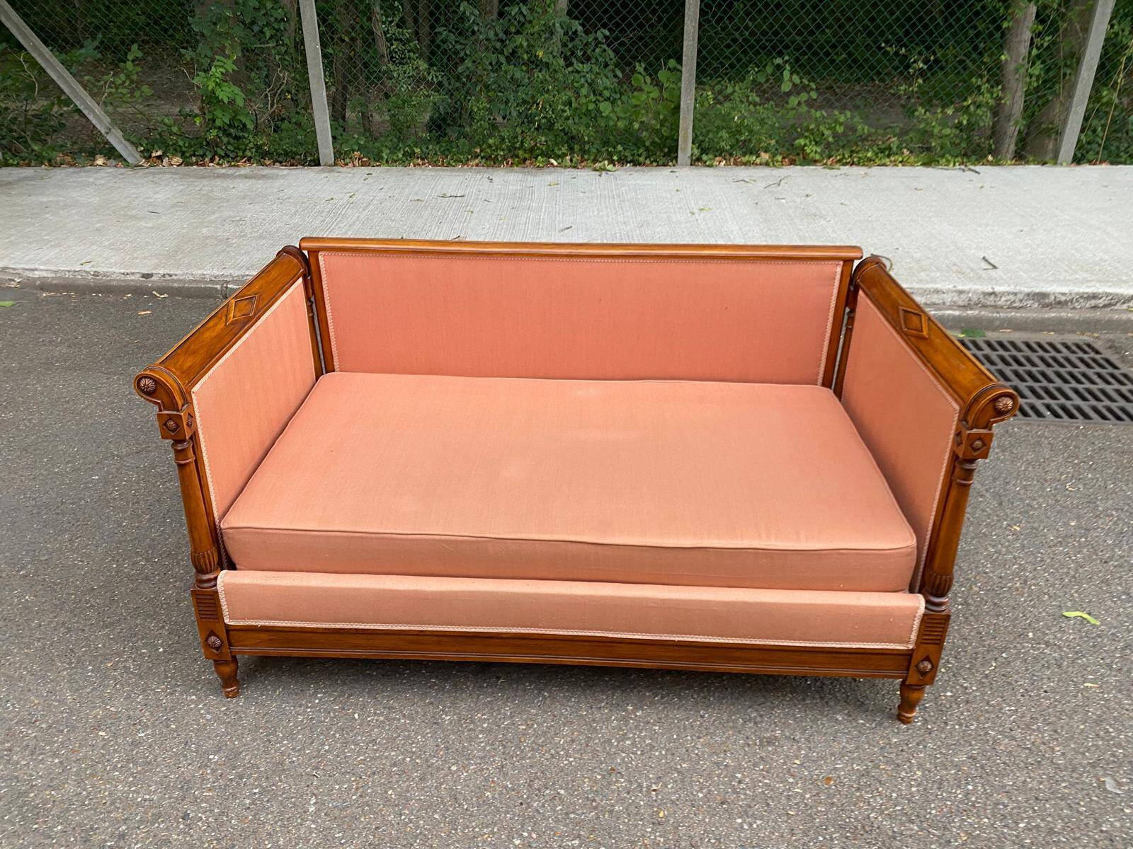 Louis XVI style directoire basket canapé in solid wood and fabric.