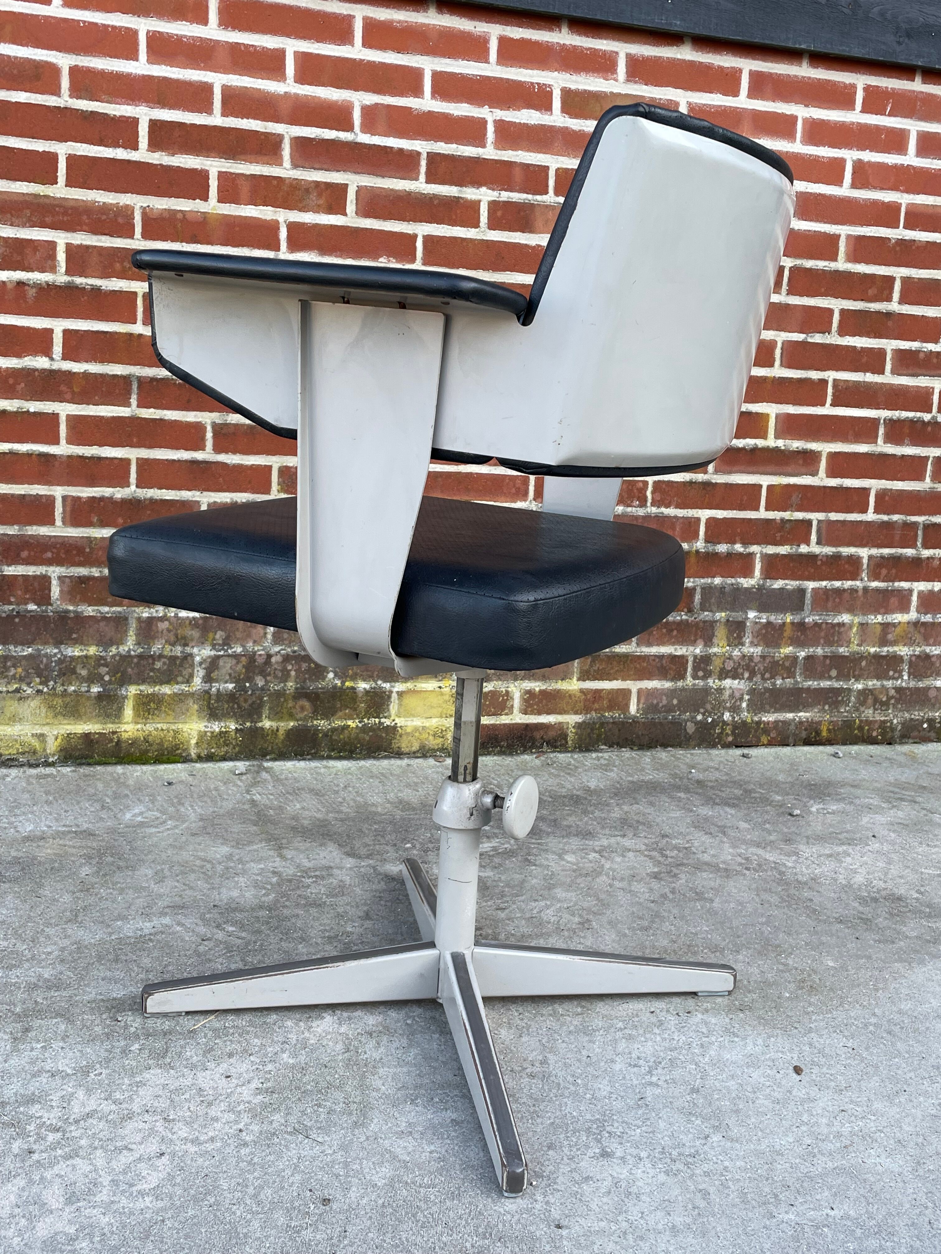 Friso kramer revolve desk chair for ahrend de cirkel 1960
