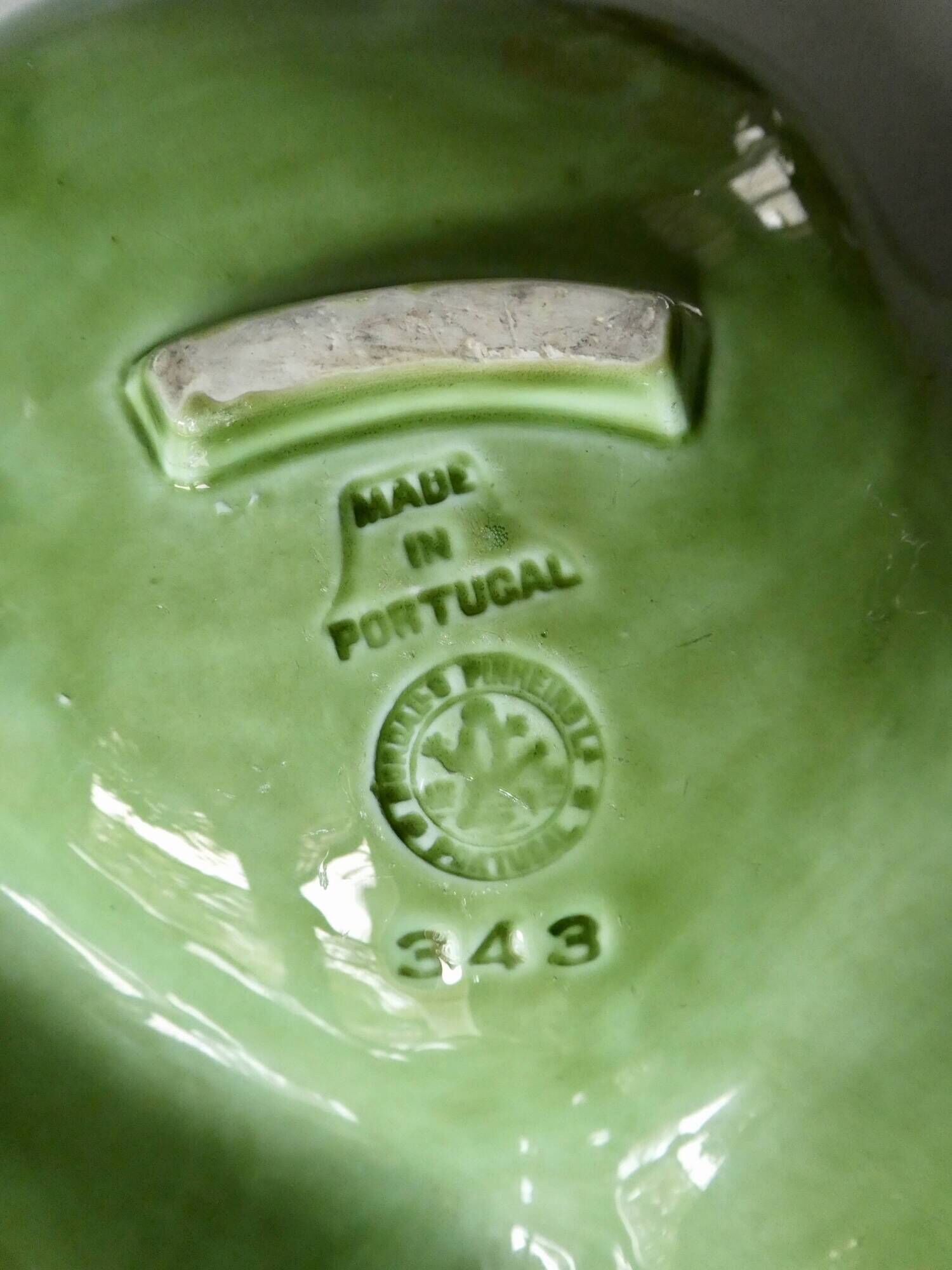 Four-wheeled cup in dabbling, cabbage leaves, Bordallo Pinheiro
