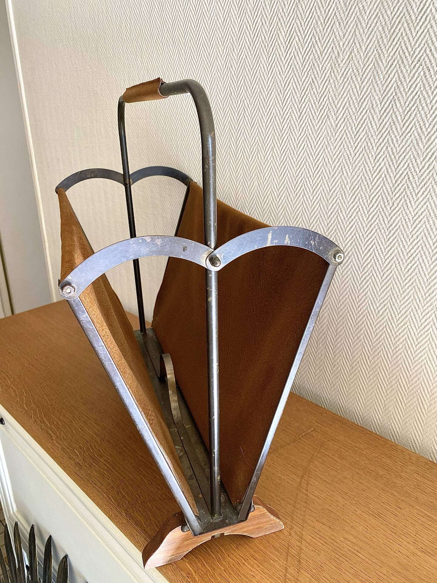 Vintage magazine rack from the 1950s, leather, brass, wood.