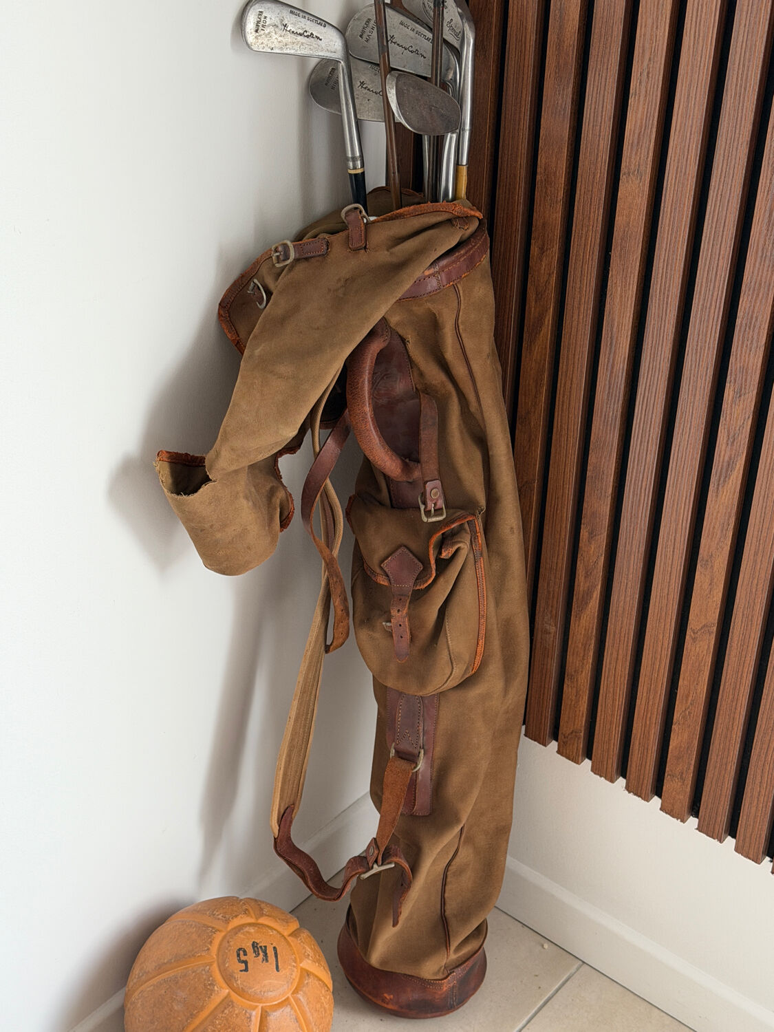 Old golf bag with 7 vintage clubs