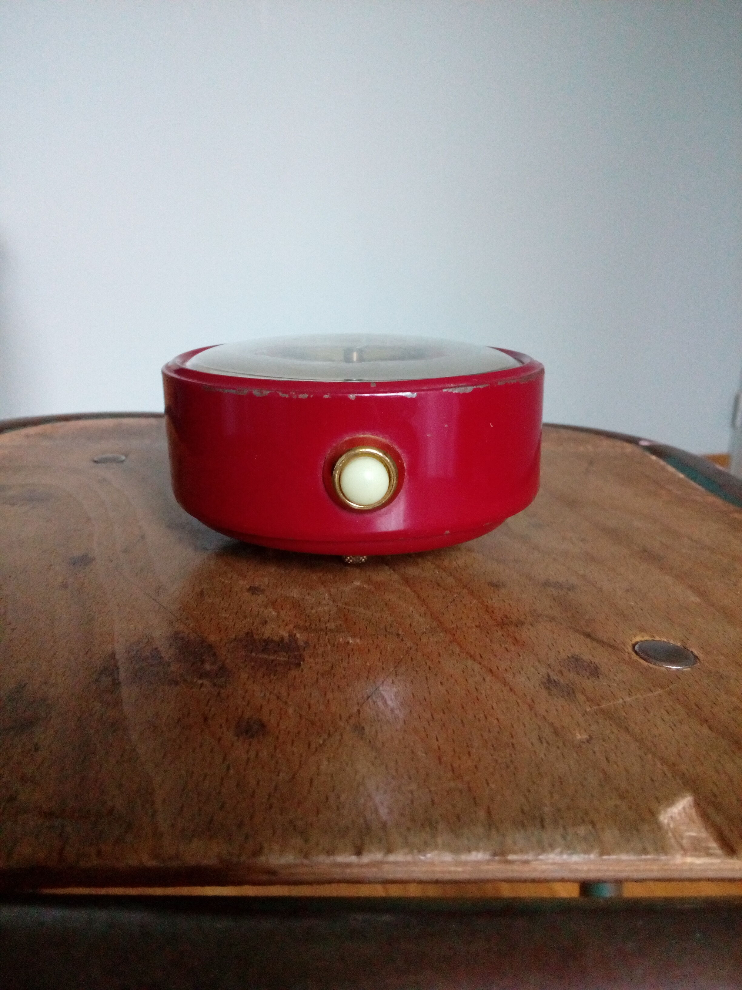 Réveil Jaz mécanique fin des années 60  rouge bordeaux et doré