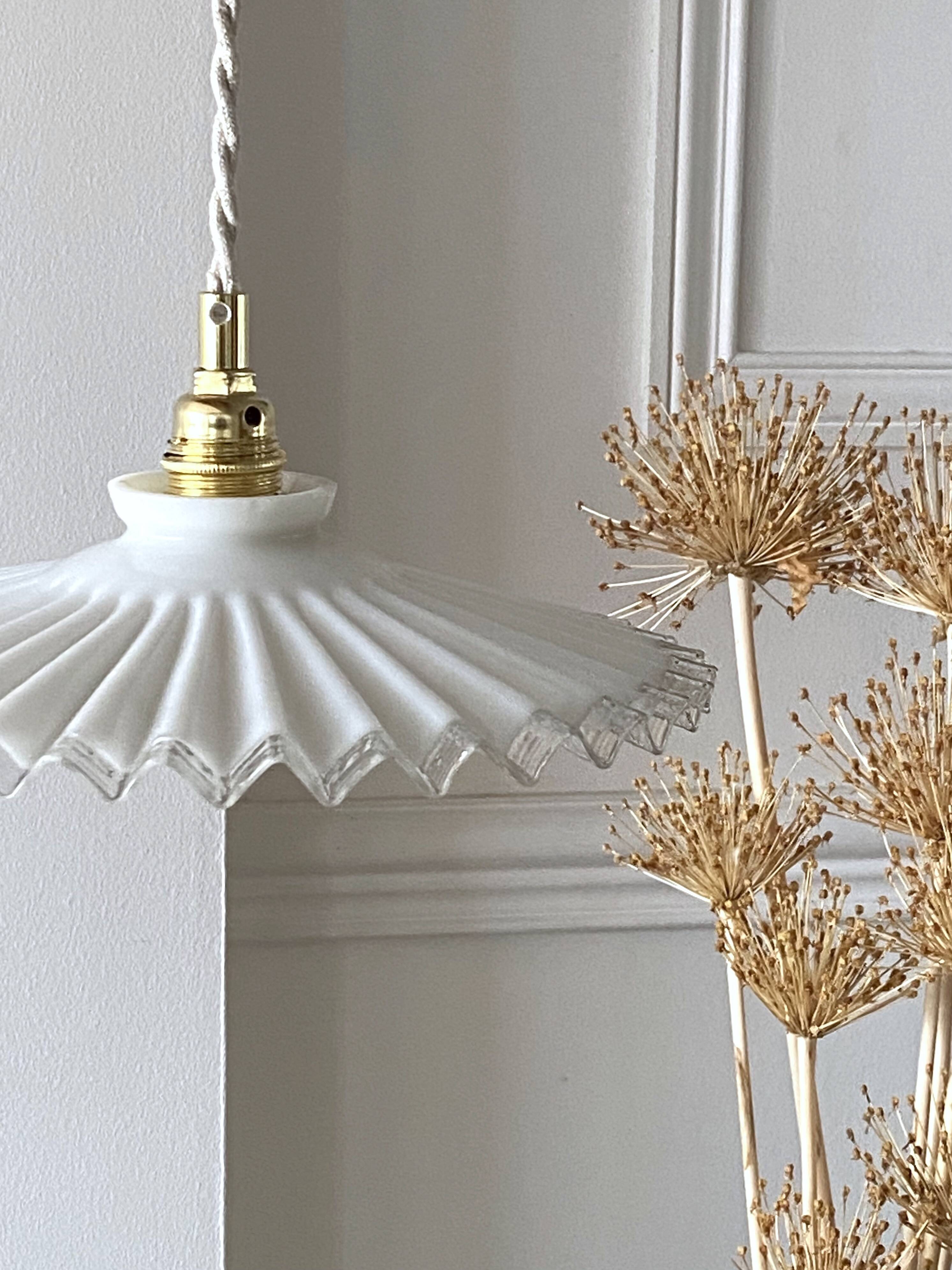 Suspension en opaline plissée