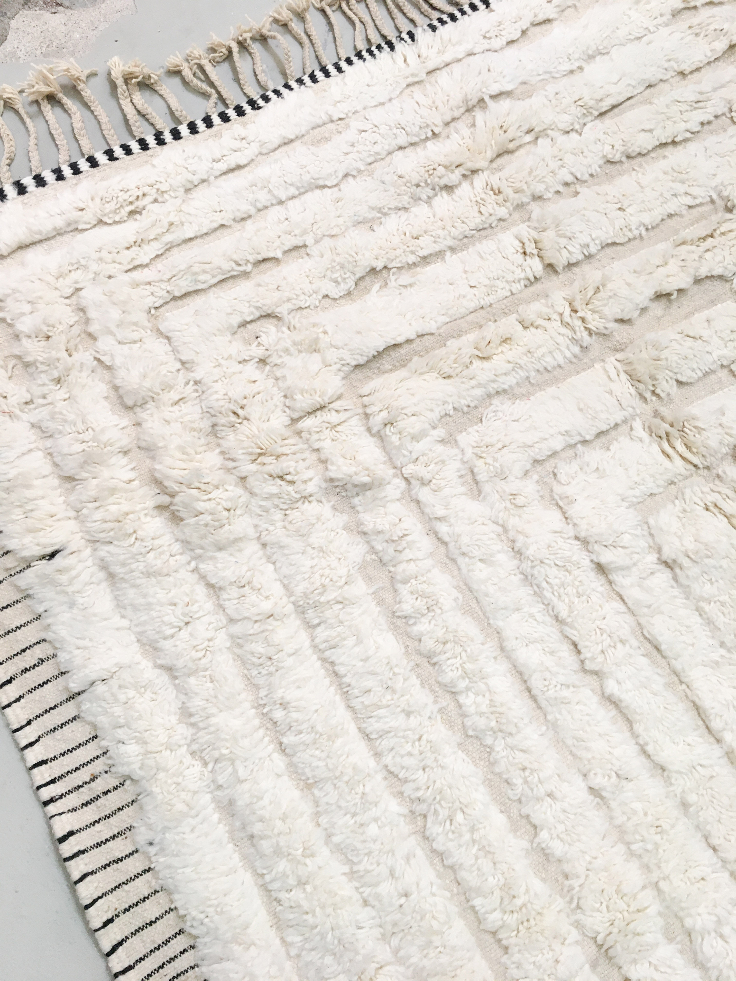 Moroccan Berber carpet beni ouarain unbleached plain with engraved pattern 300x216cm