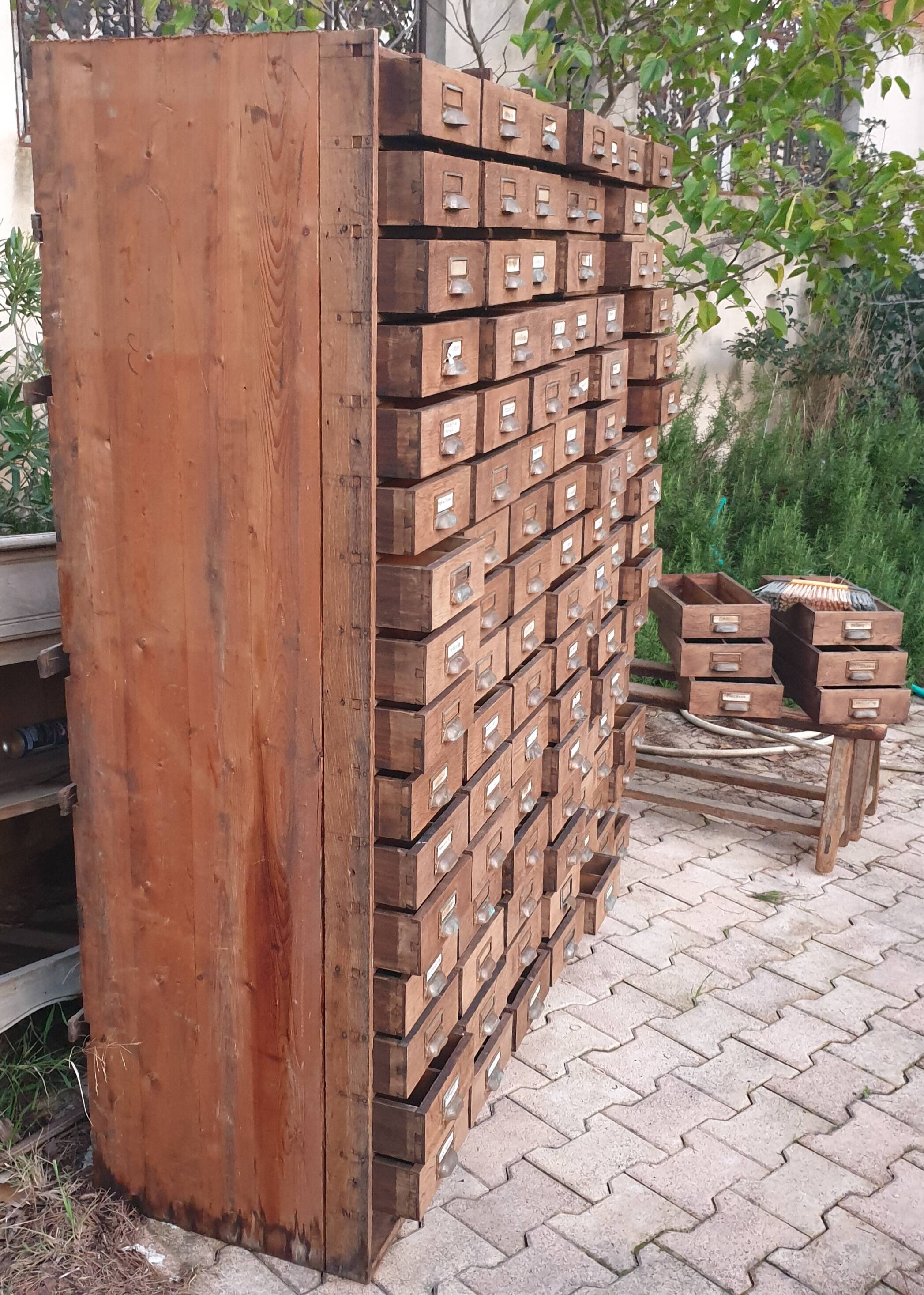 Trade cabinet with 119 complete drawers.