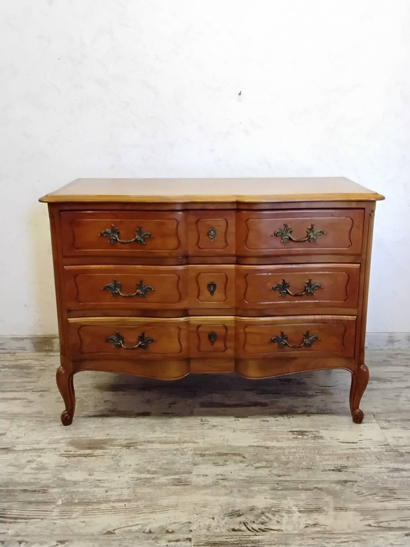 Commode de style Louis XV en bois 
