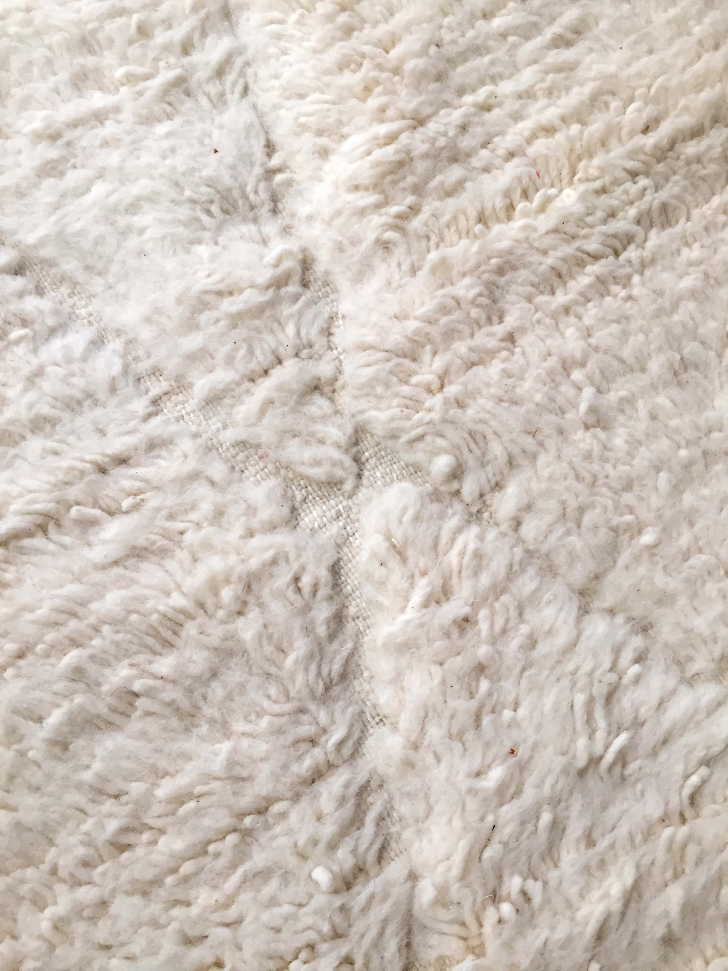 Moroccan Berber carpet Beni Ouarain unbleached with engraved diamonds 302x197cm