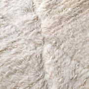 Tapis berbère marocain Beni Ouarain écru uni à losanges gravés 302x197cm
