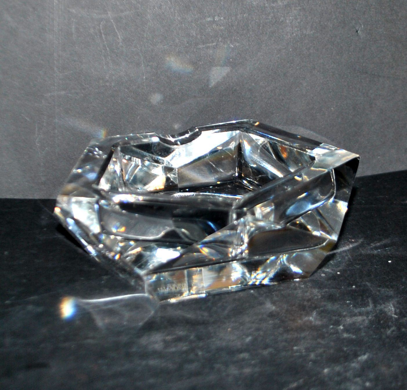 Faceted cut crystal ashtray signed SAINT-LOUIS