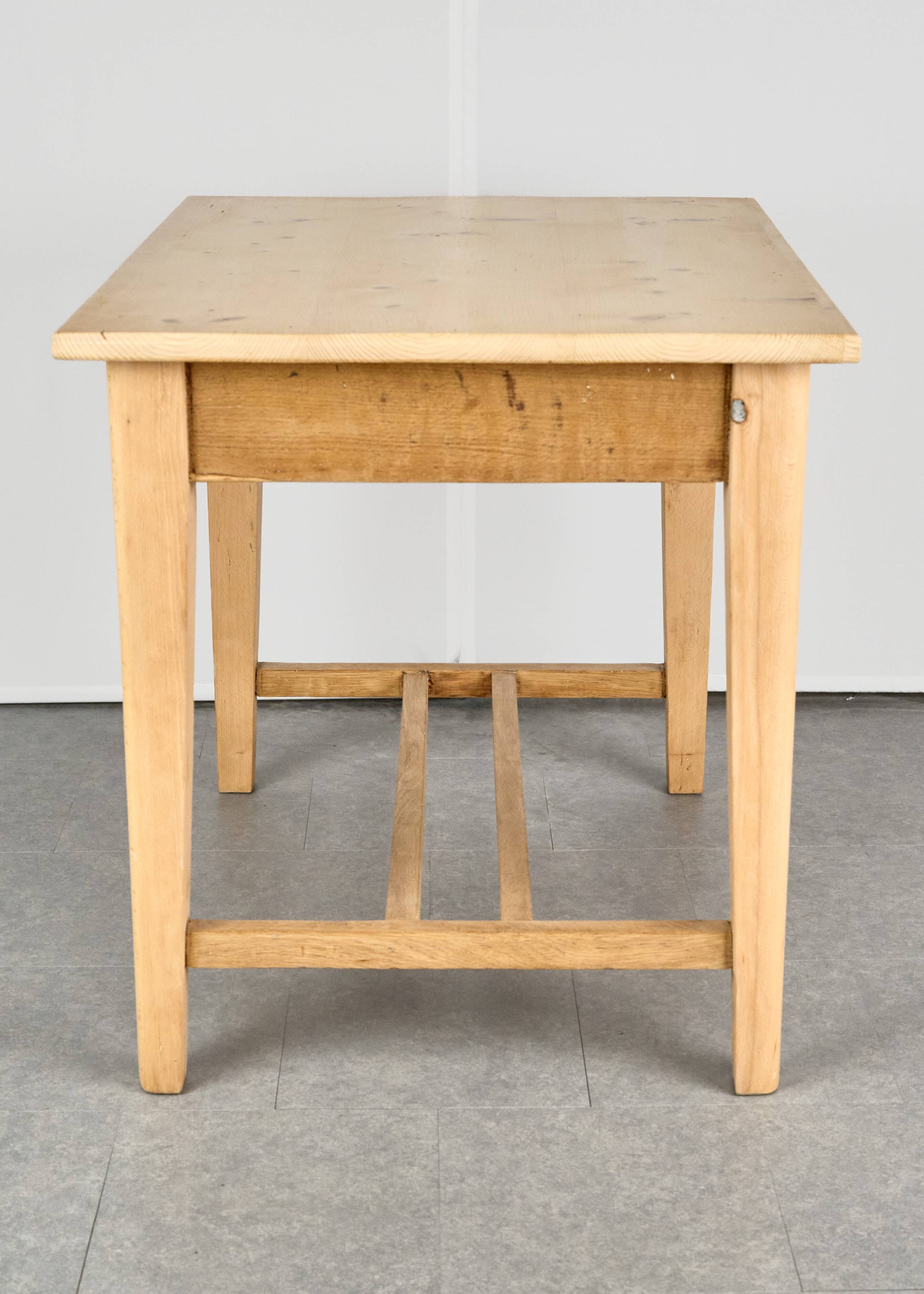 Table en bois vintage, Tchécoslovaquie