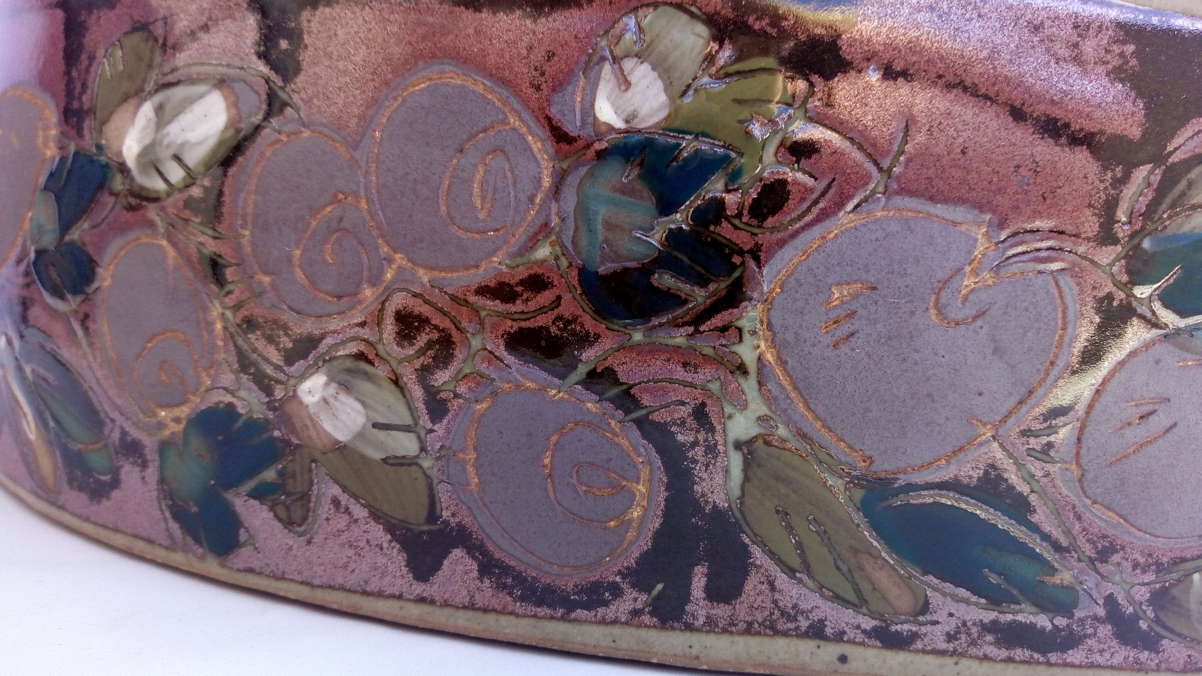 XXL dish in eggplant sandstone adorned with fruit