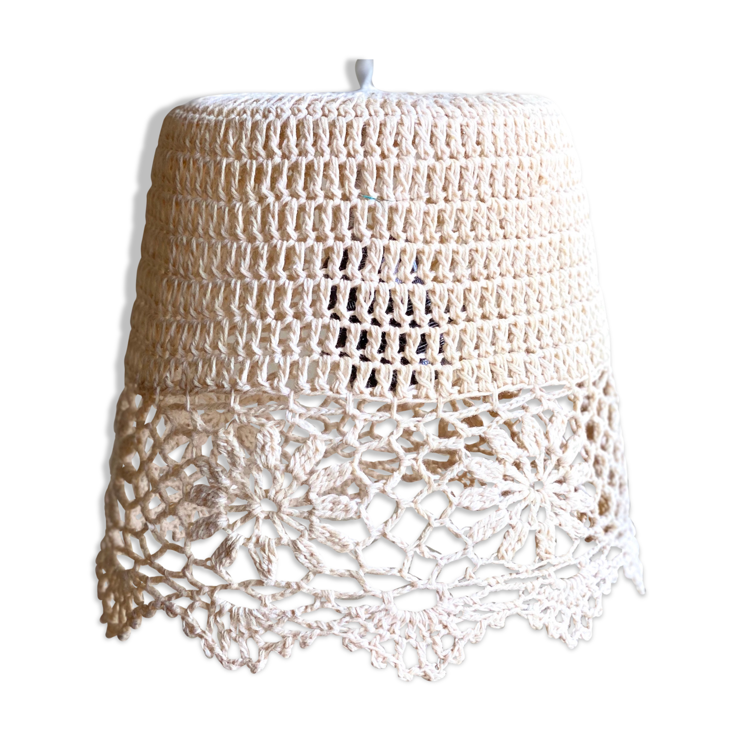 Beige crochet suspension