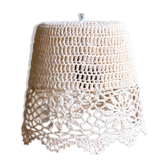 Beige crochet suspension