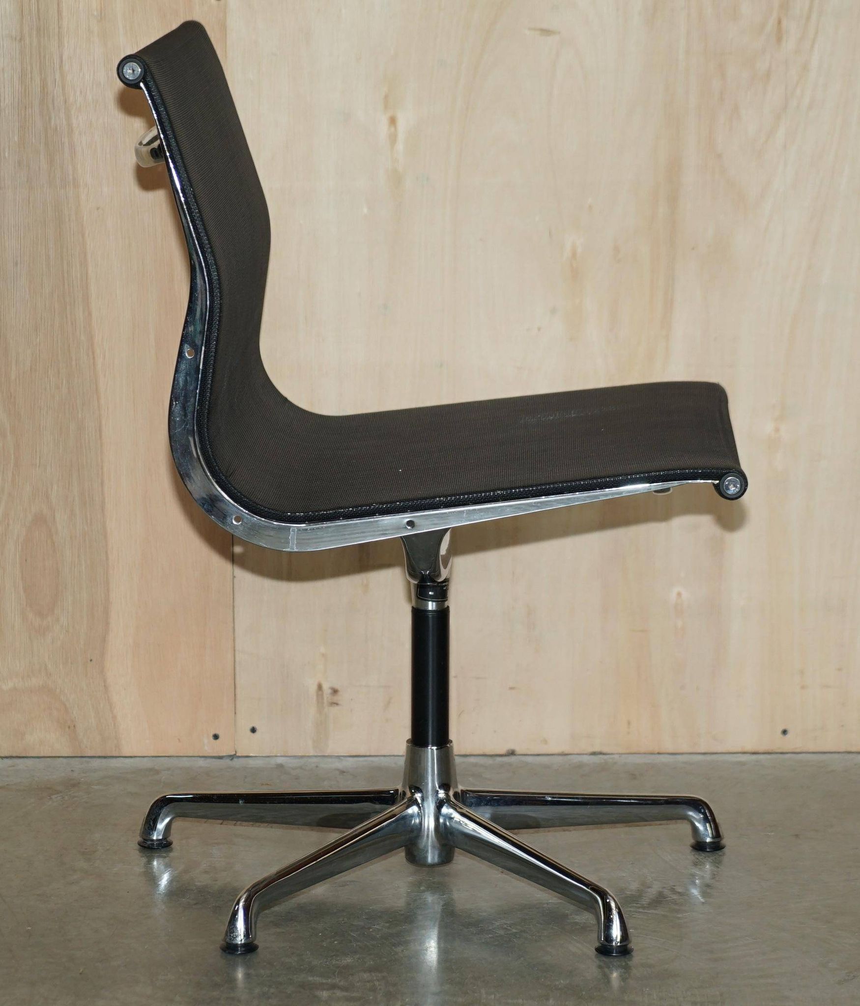 Fauteuil de bureau pivotant vintage Vitra ICF Eames EA105 Hopsak