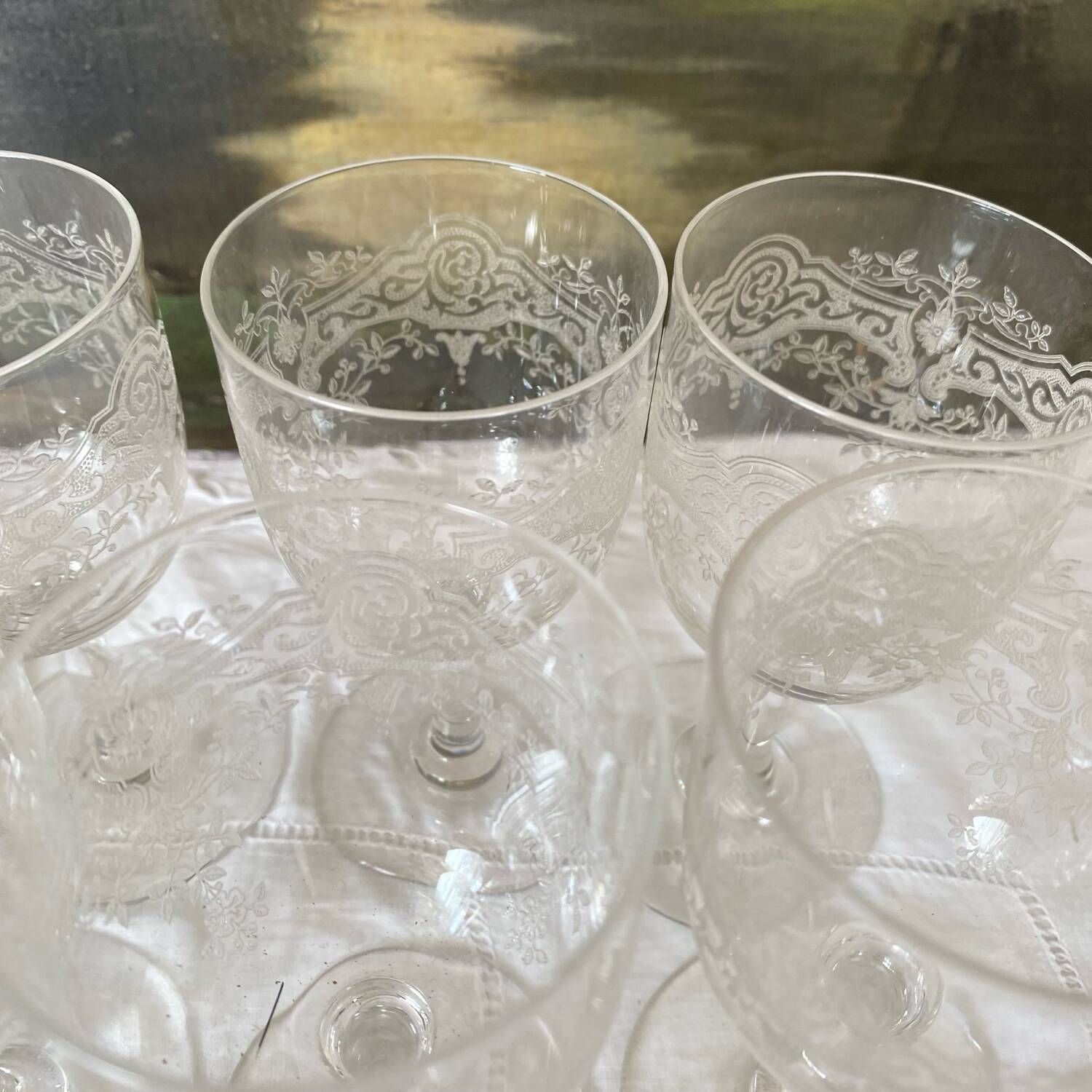 Verres à pied anciens gravés et carafe