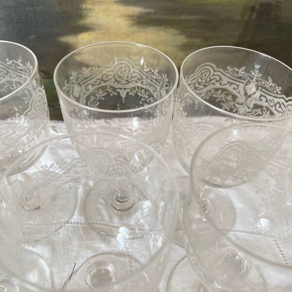 Verres à pied anciens gravés et carafe