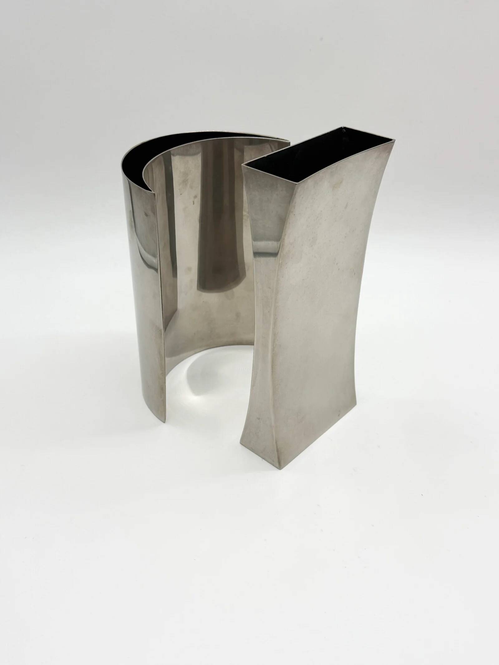 Paire de vases sculpturaux en aluminium, 1980s