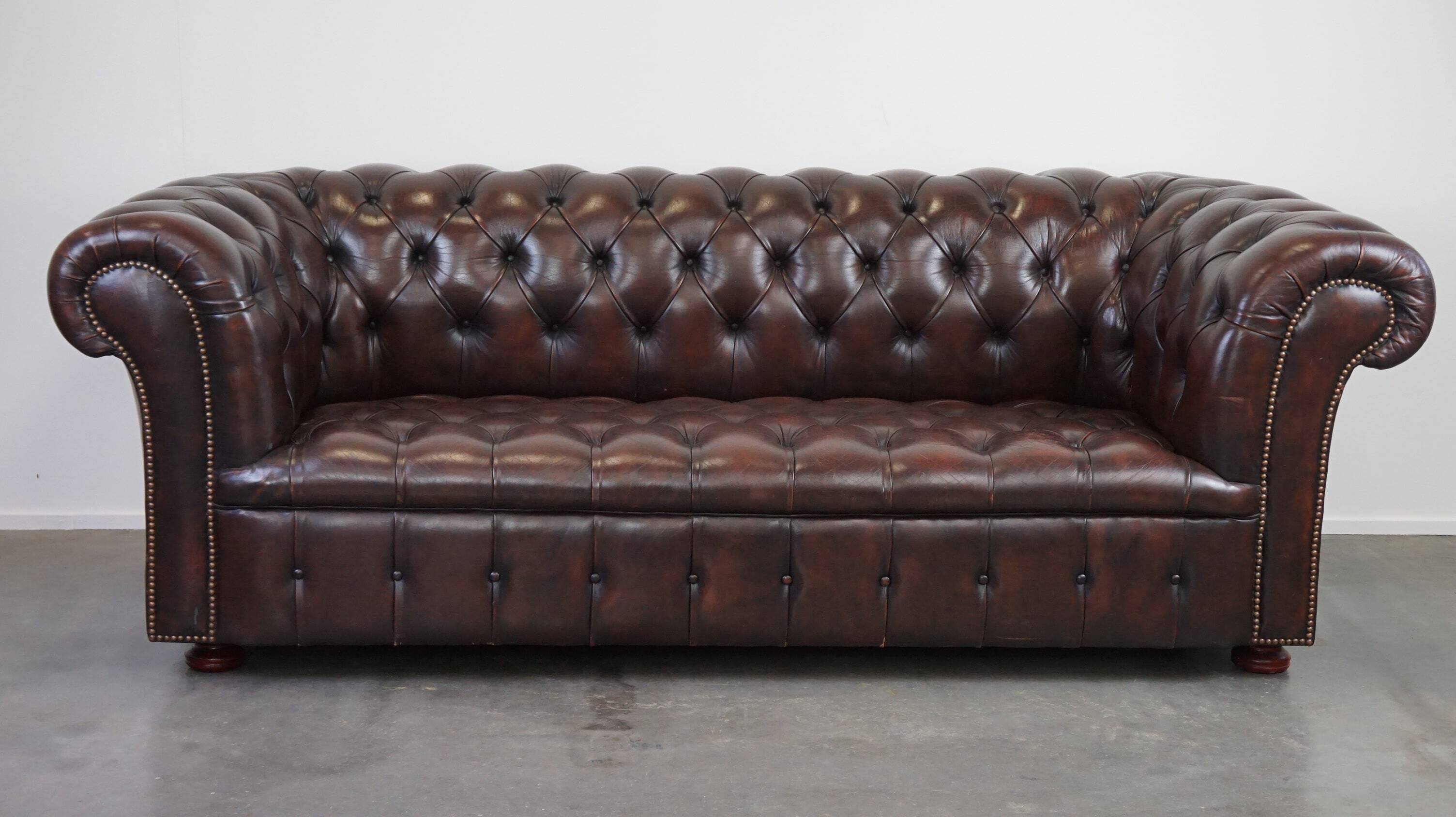 Dark-flamed english chesterfield 2.5-seater sofa/button seat