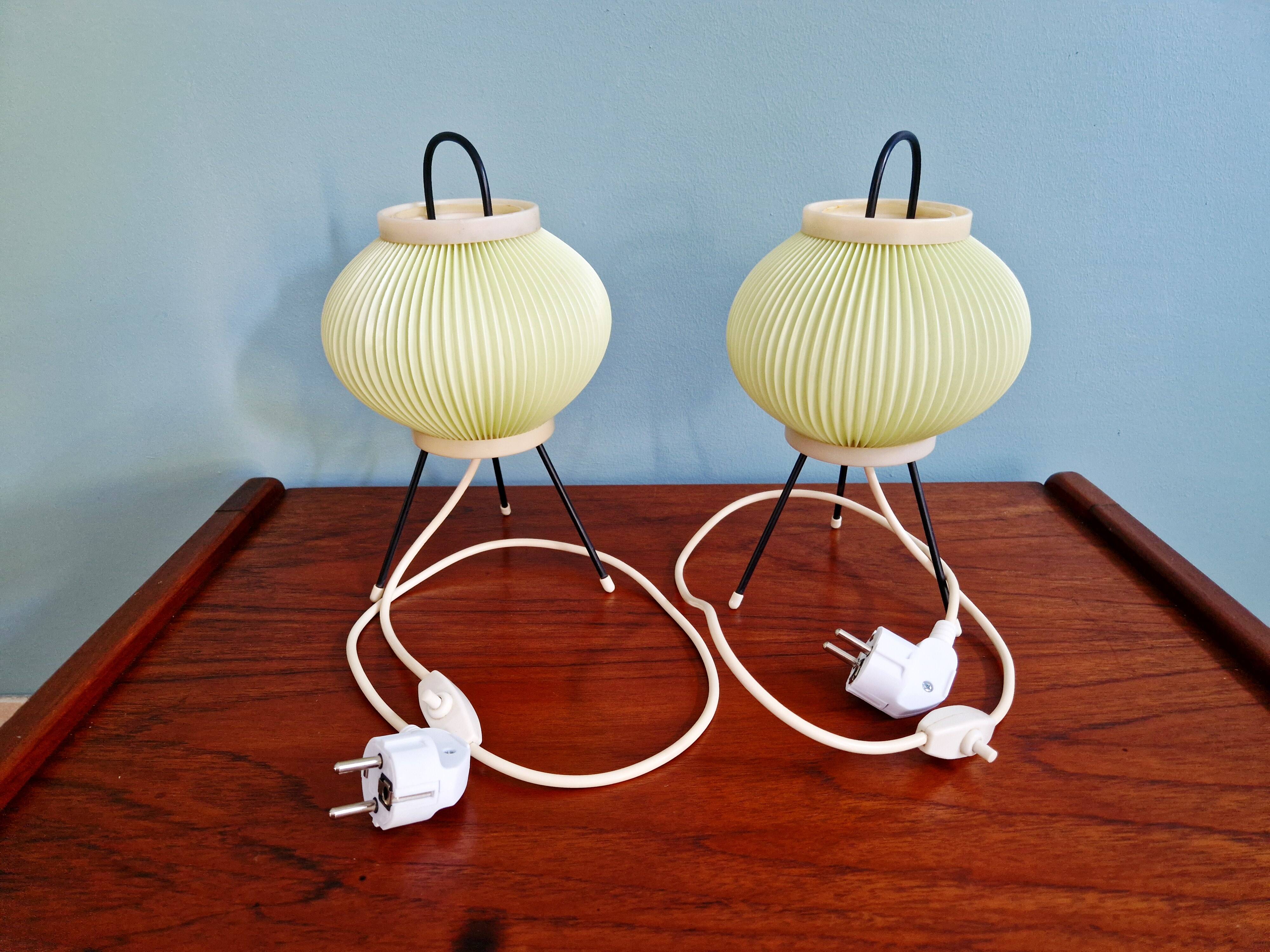 Paire de lampes tripode en celluloïd plissé vert pâle, 1960