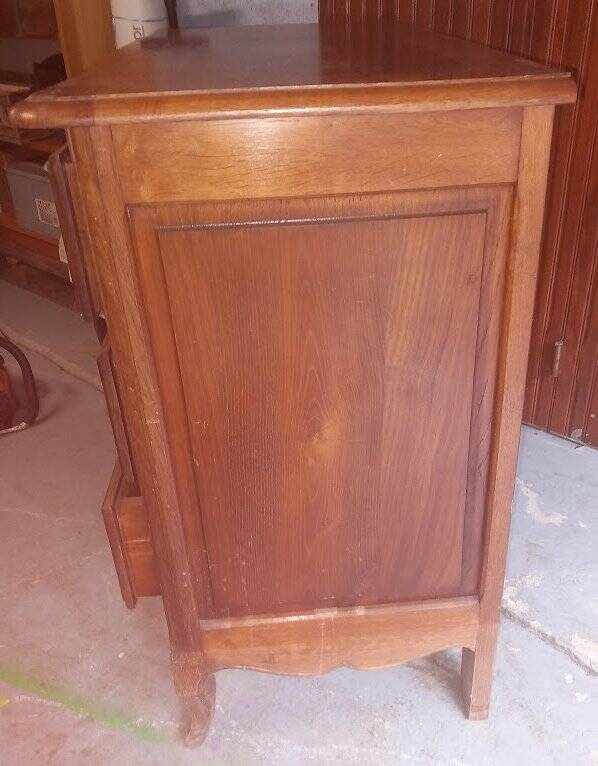 Oak chest of drawers