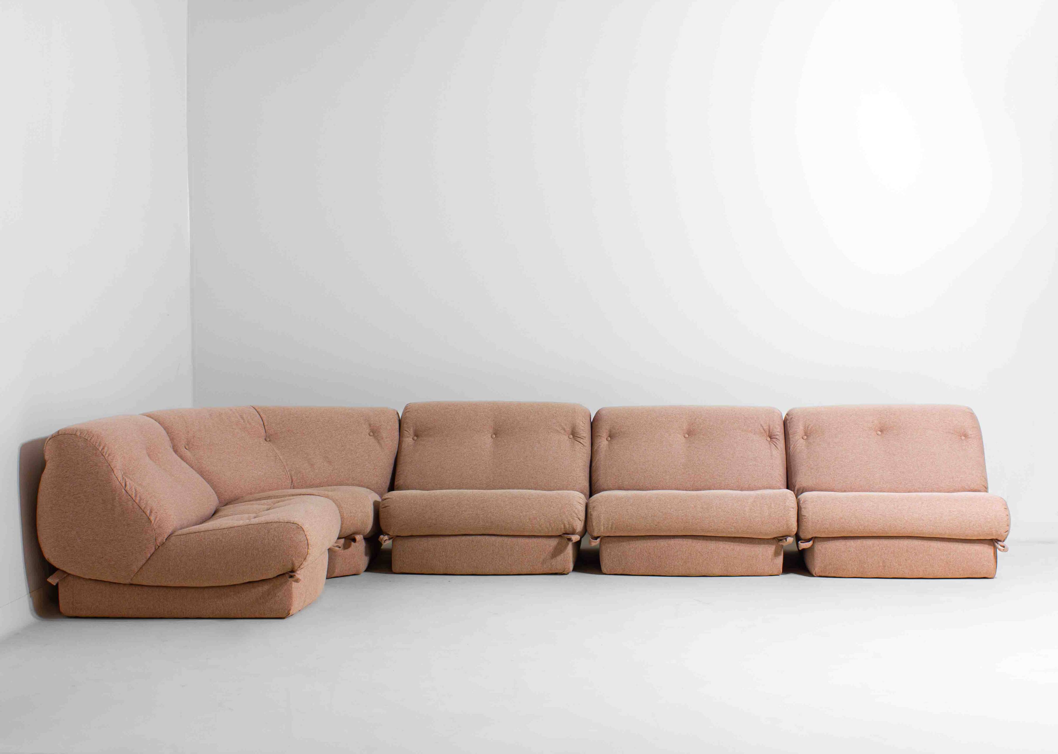 Nuvolone modular sofa in pink fabric by Rino Maturi, 1970s, 5 modules