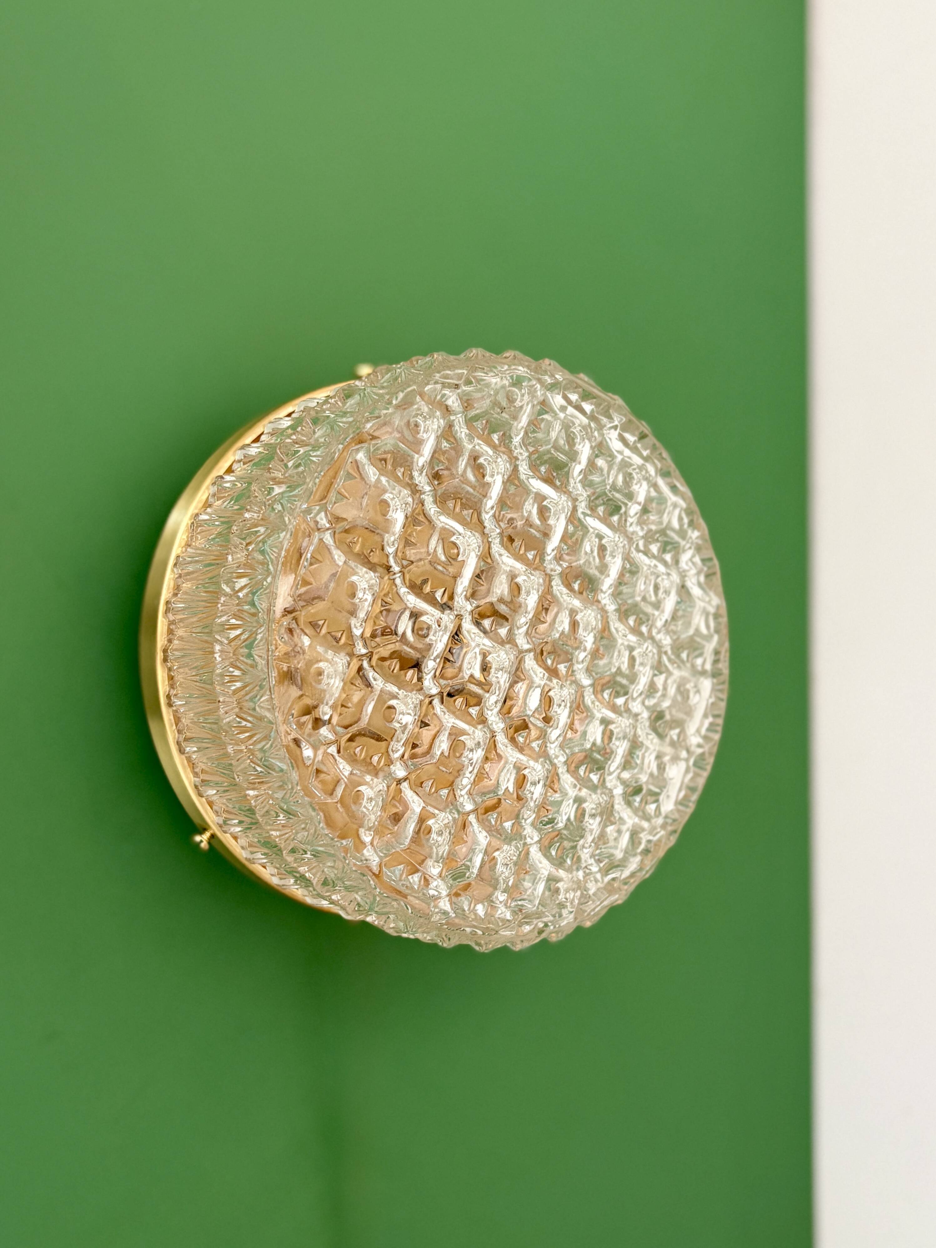 Applique ou plafonnier globe vintage en verre moulé