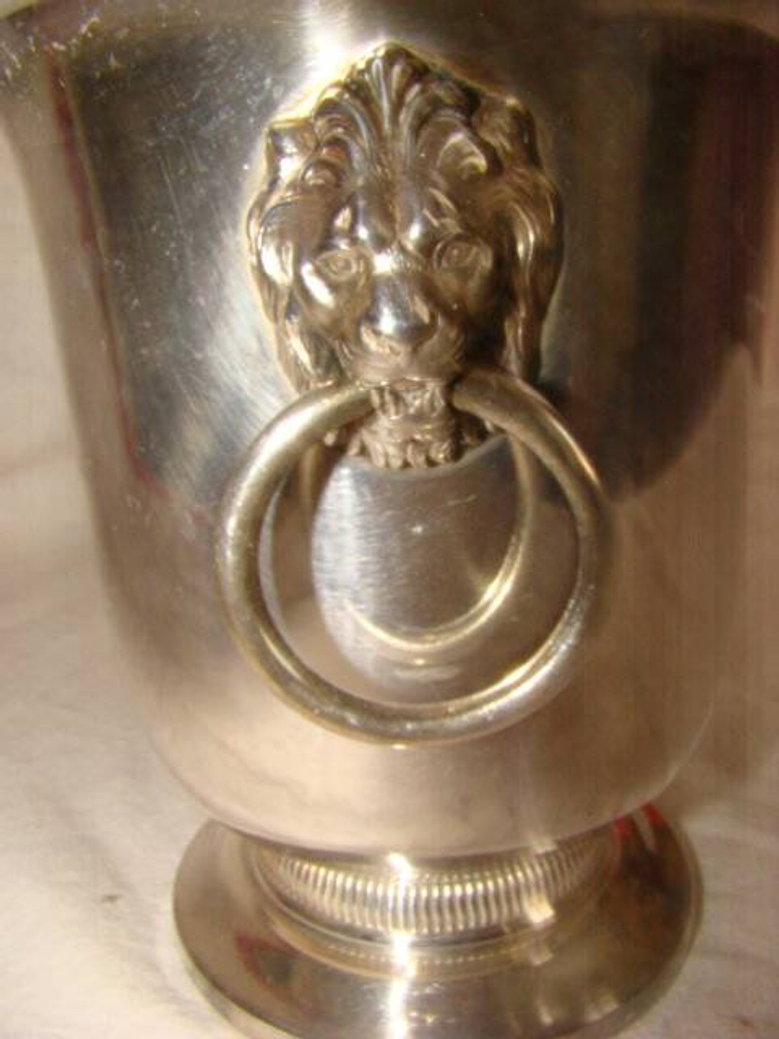 silver-plated ice bucket "with lion heads" from the 1970s