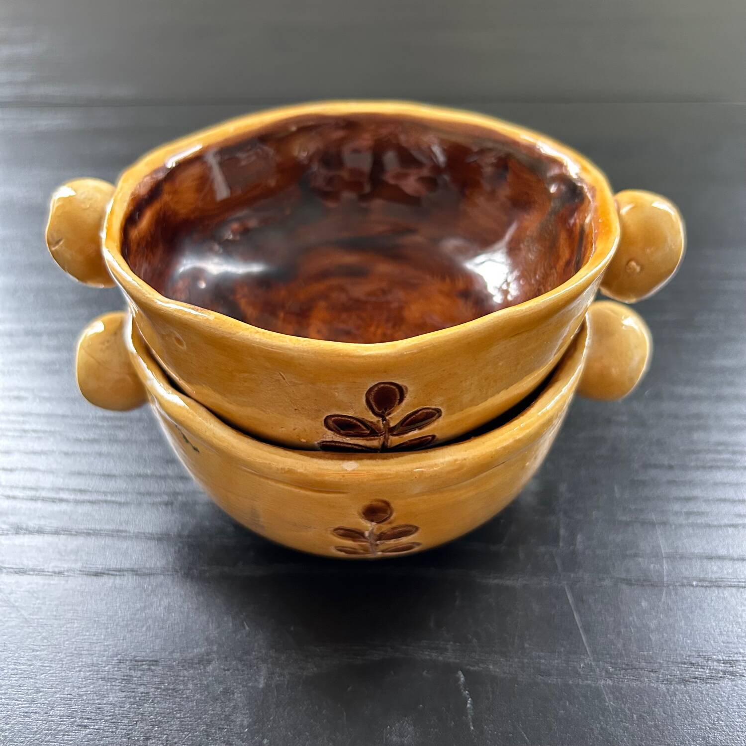 Pair of bowls with floral decoration