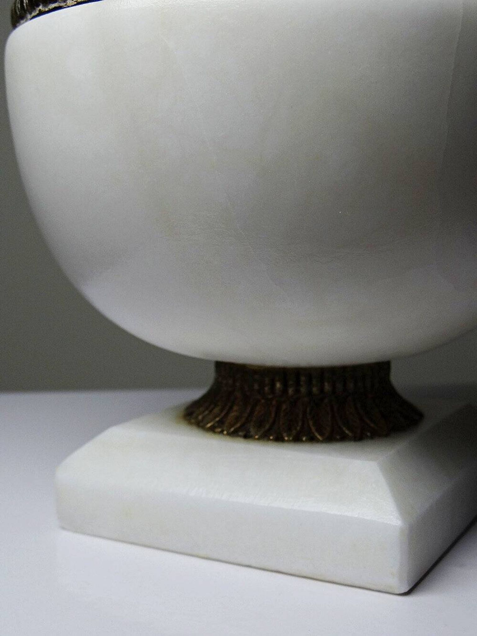 Alabaster and bronze bonbonnière in Empire style, circa 1900-1930.