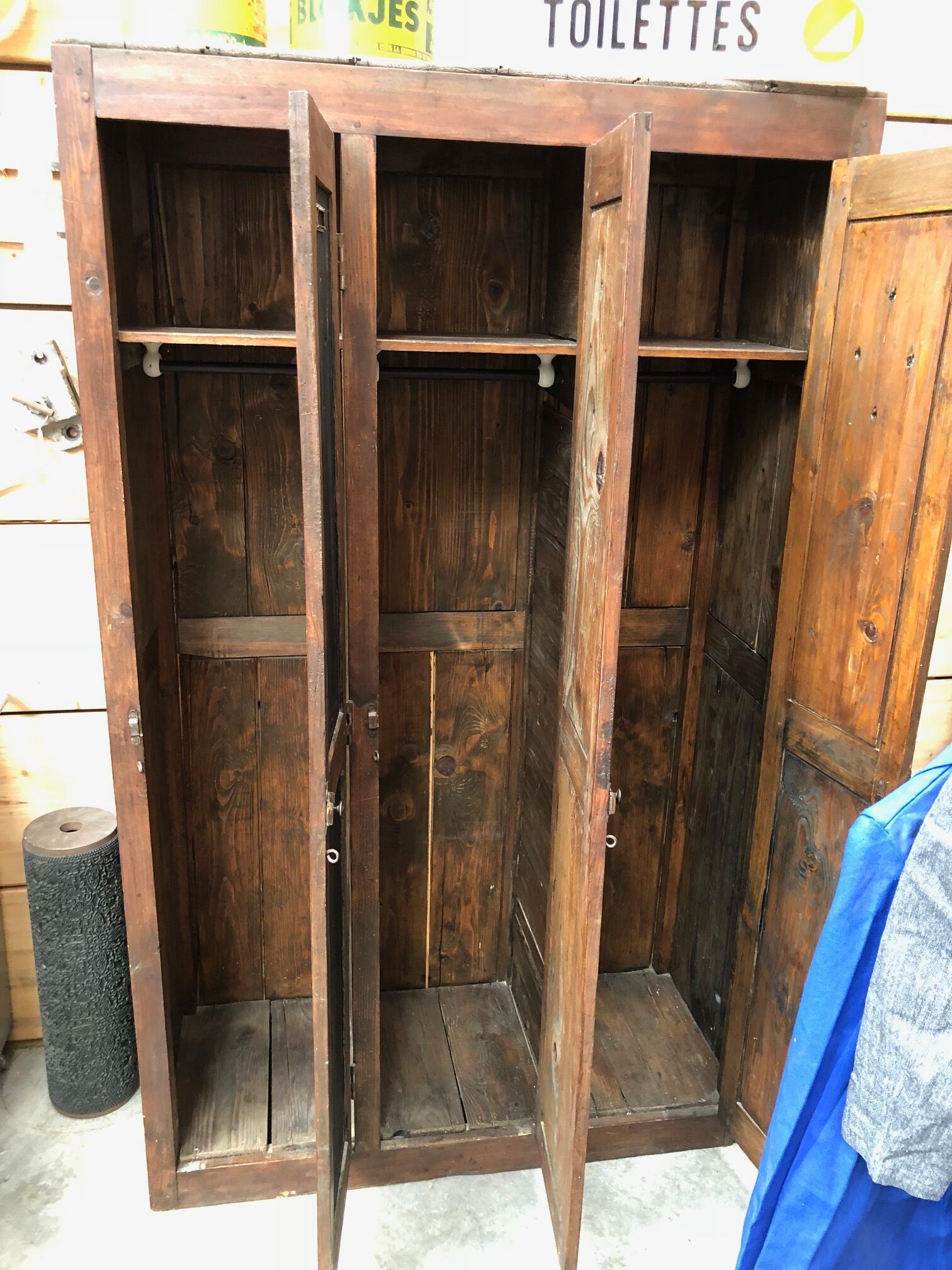 Ancien vestiaire d'usine en bois
