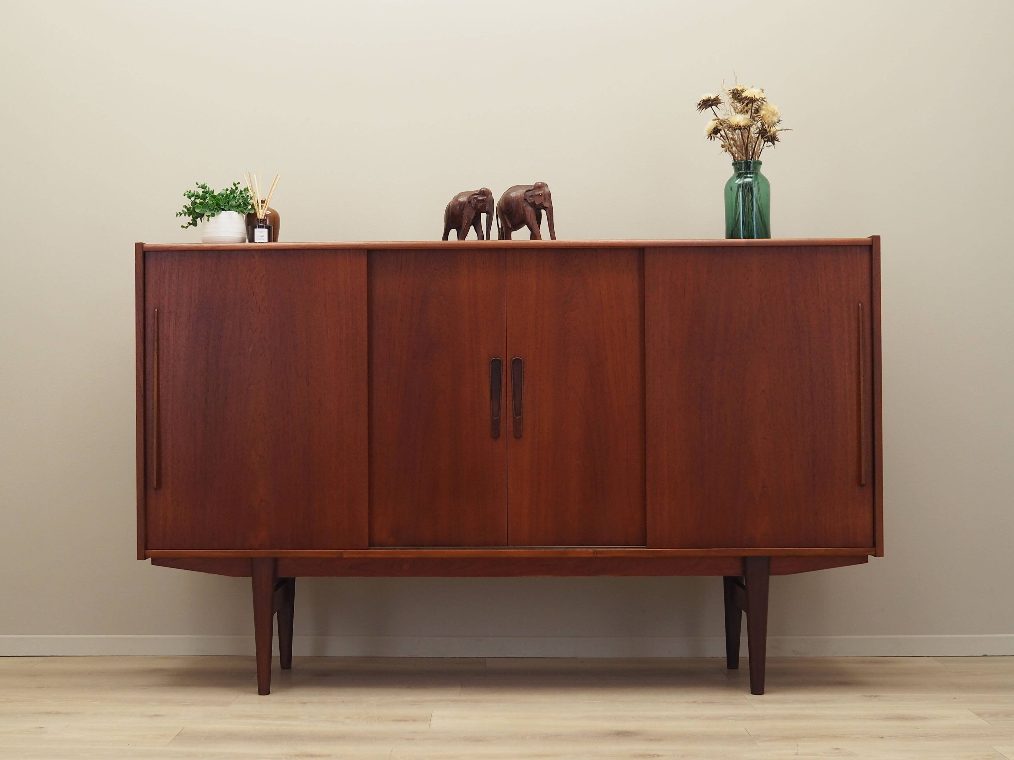 Buffet haut en teck, design danois, années 1960, production : Danemark