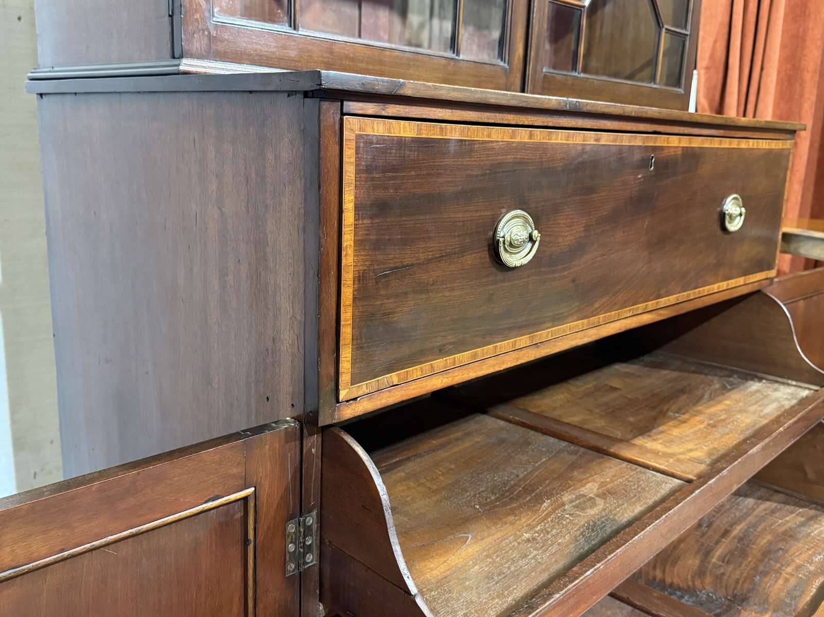 Victorian writing desk from the 19th century in mahogany.