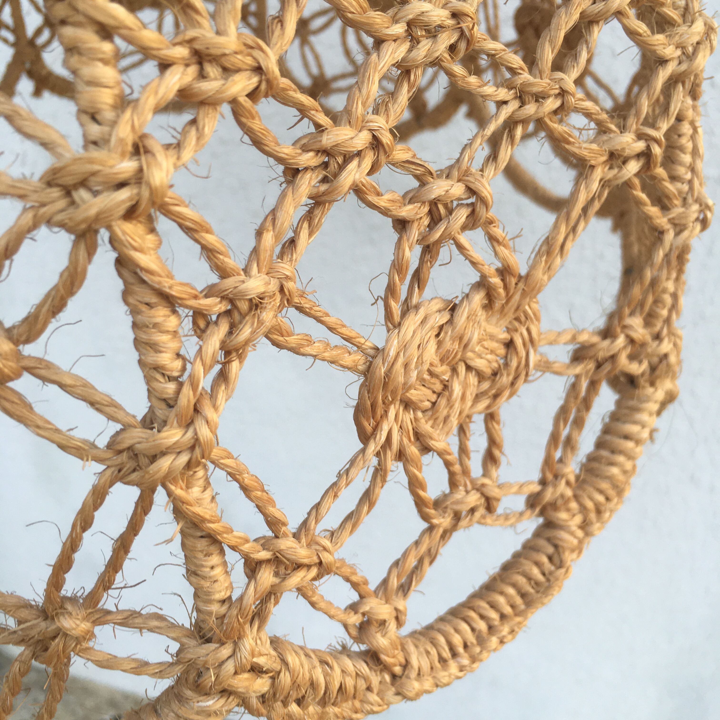 Suspension in macramé rope