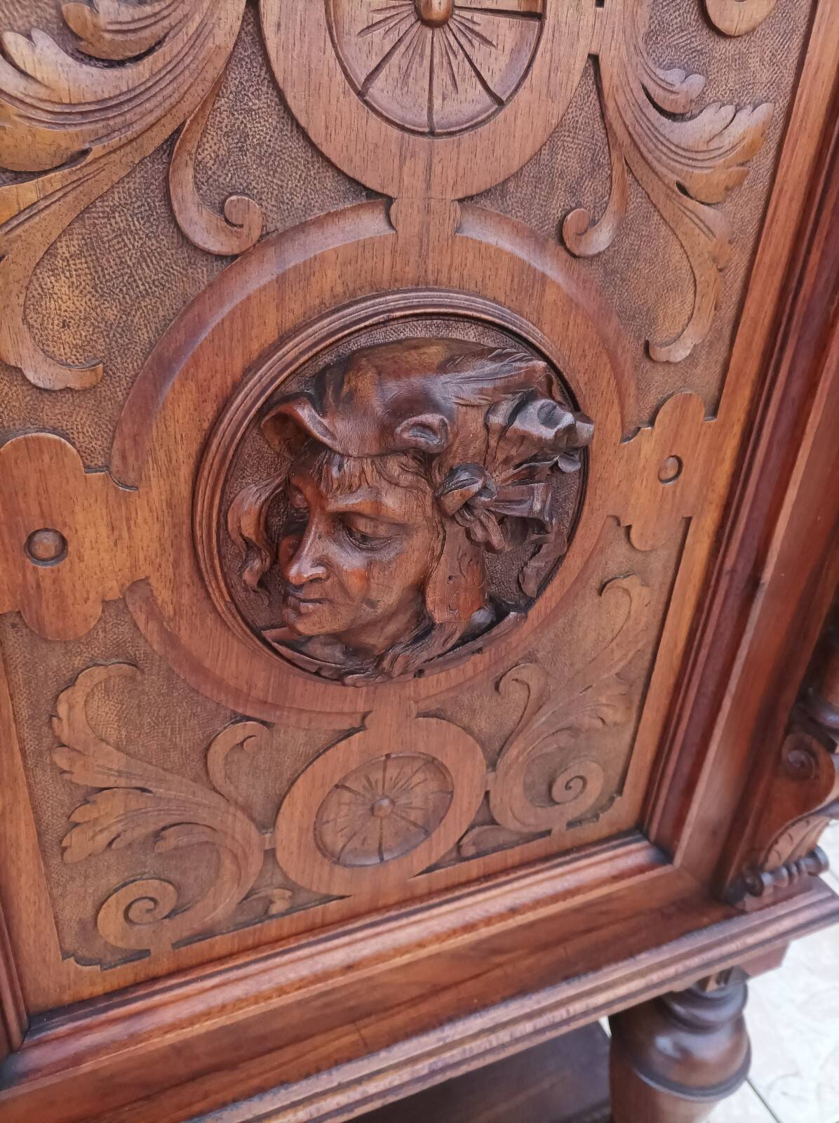 Meuble crédence Renaissance en noyer 19ème