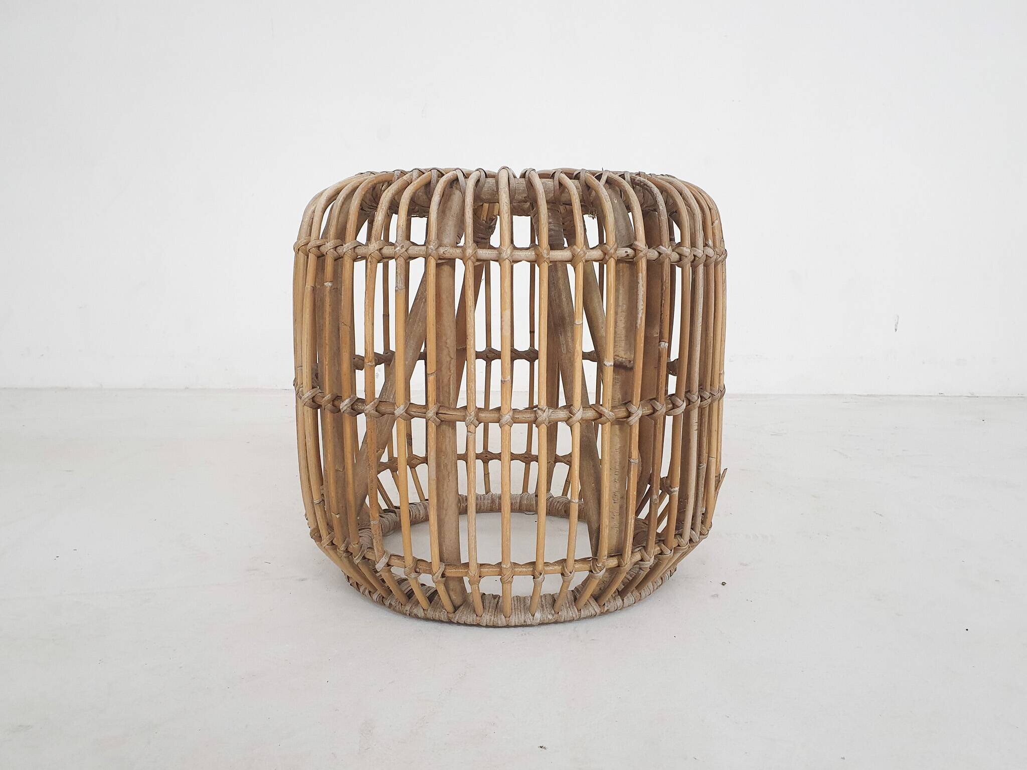 Tabouret rond en rotin