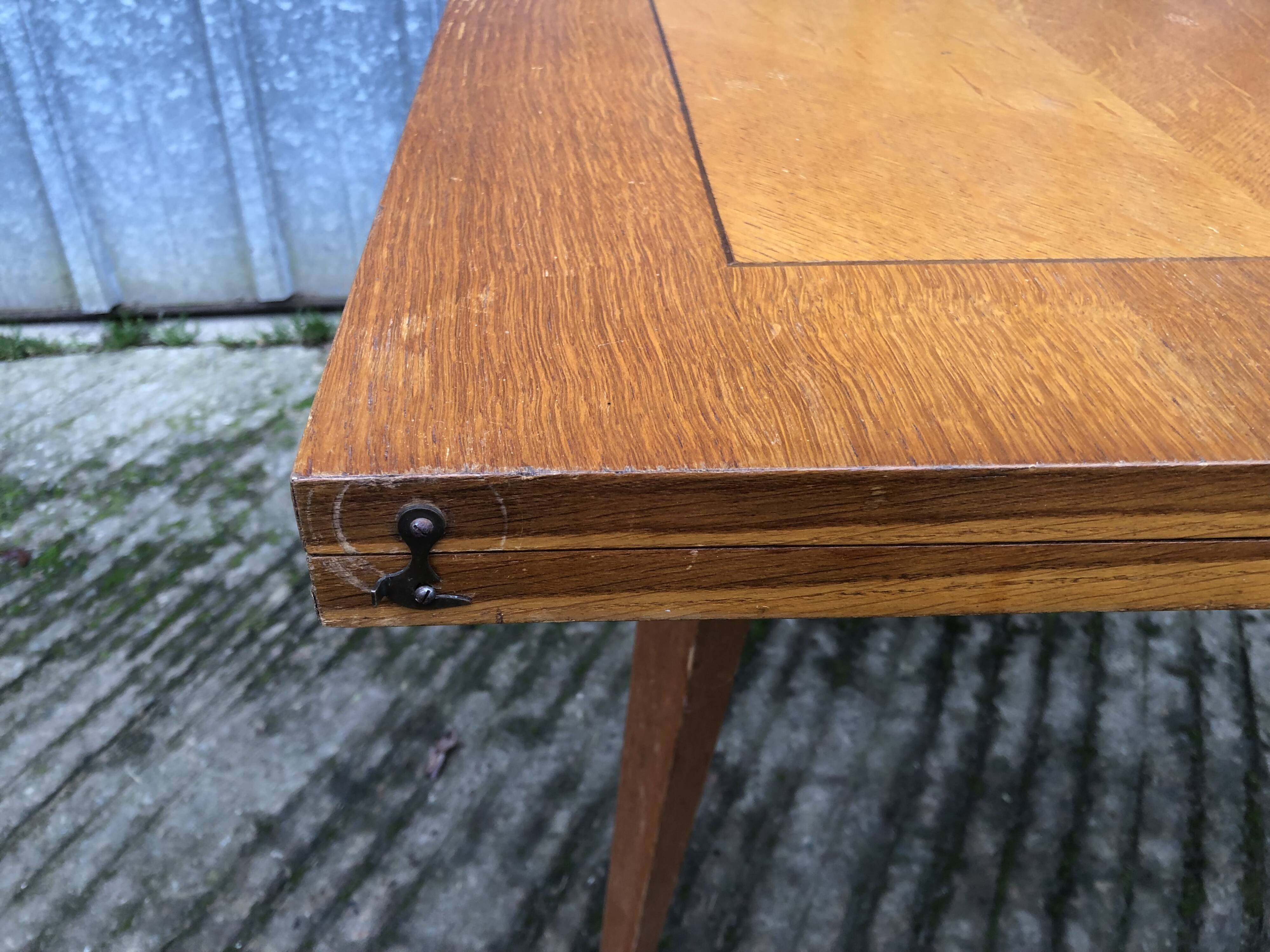 Table vintage portefeuille en chêne aux pieds compas.