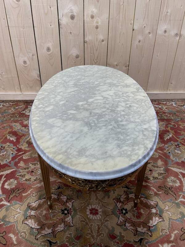 Table basse ovale de style Louis XVIen laiton et marbre