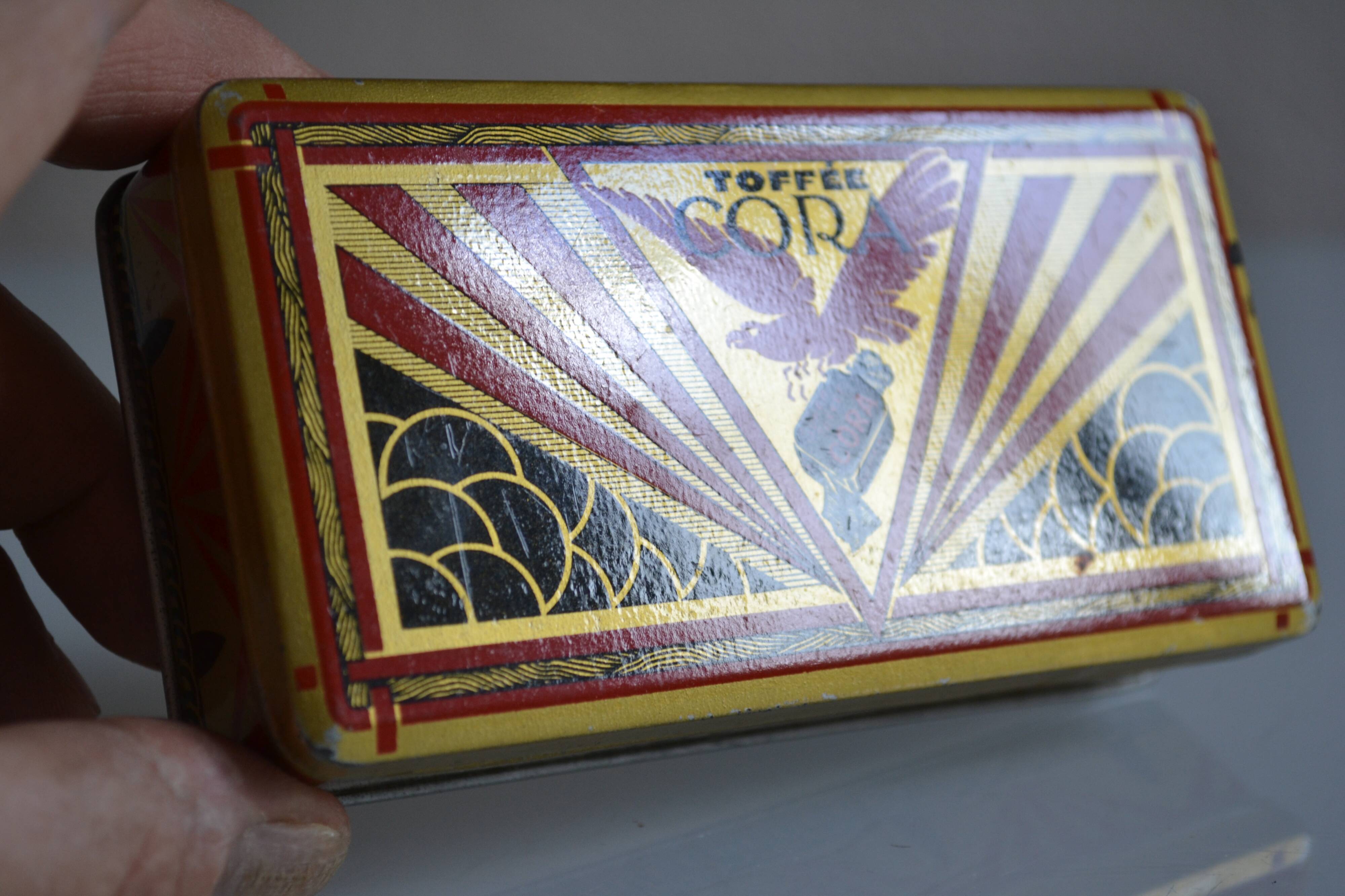 Advertising box toffee cora tole lithograph