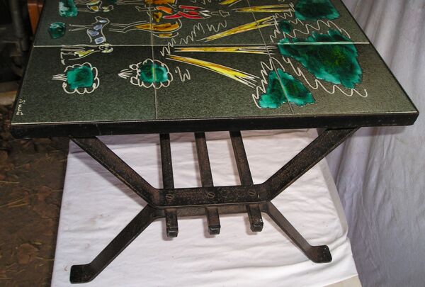 Table basse années 70 métal et céramique à décor de chasse à courre vènerie, signée